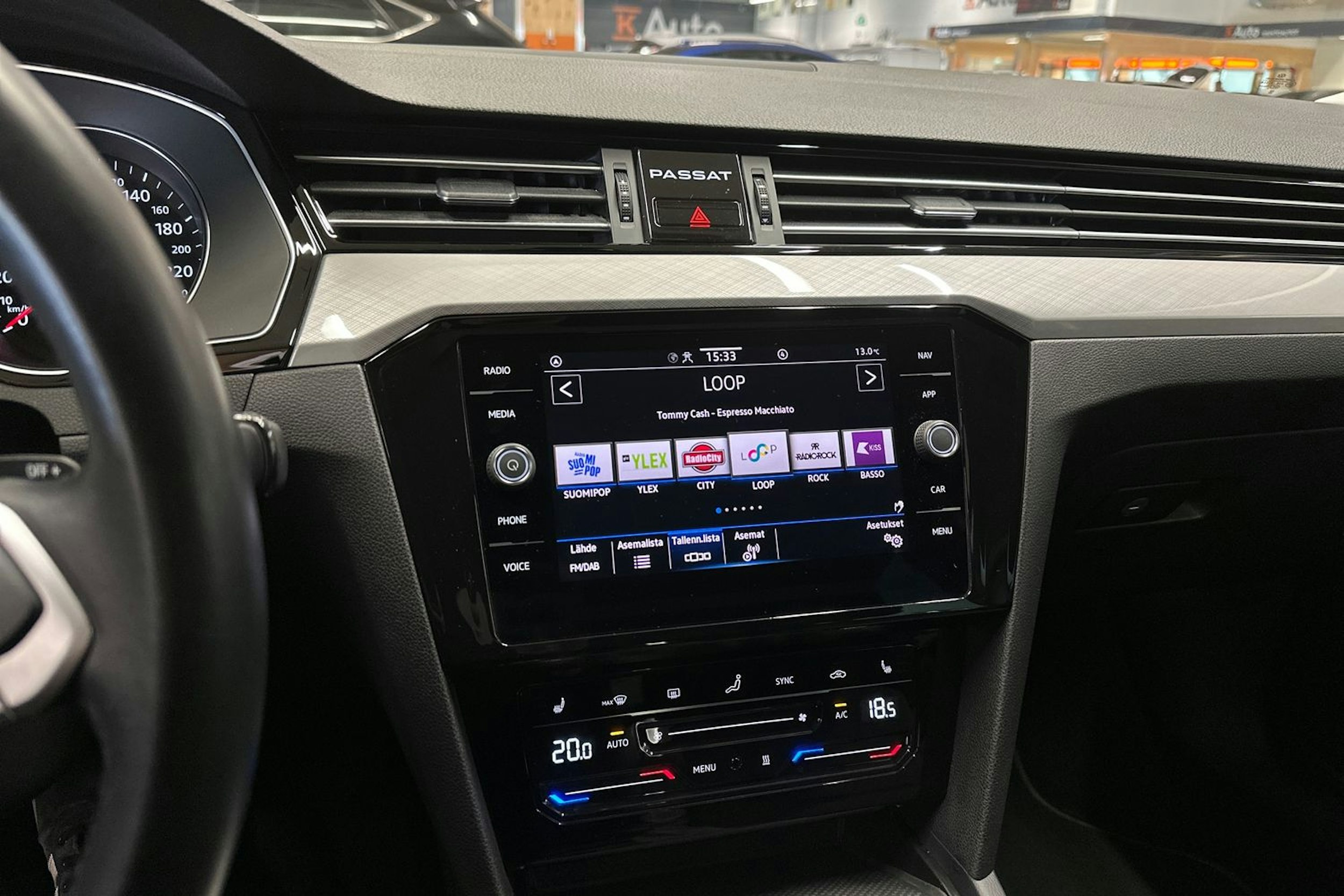 harmaa Volkswagen Passat 2022 kuva 22.
