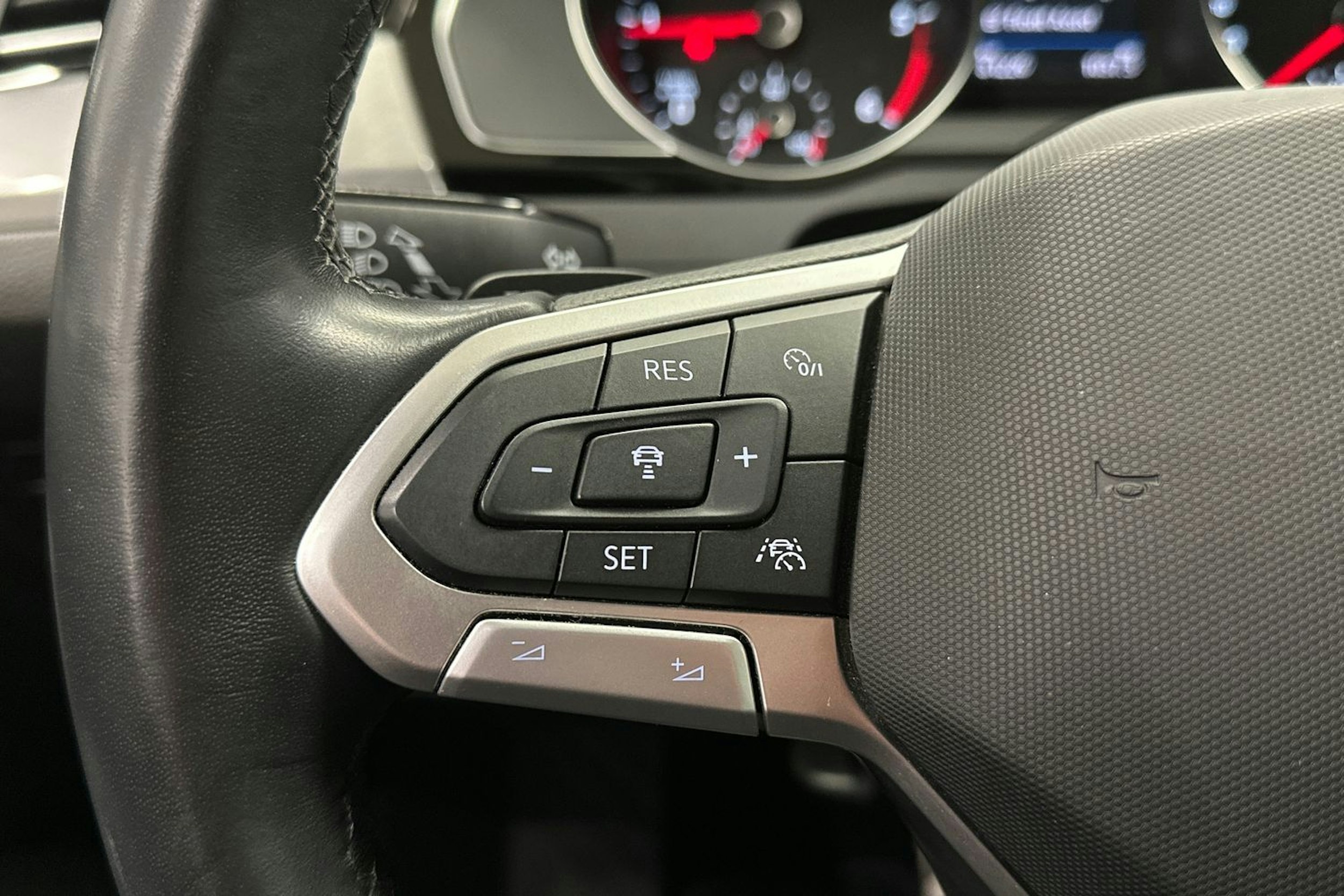harmaa Volkswagen Passat 2022 kuva 26.