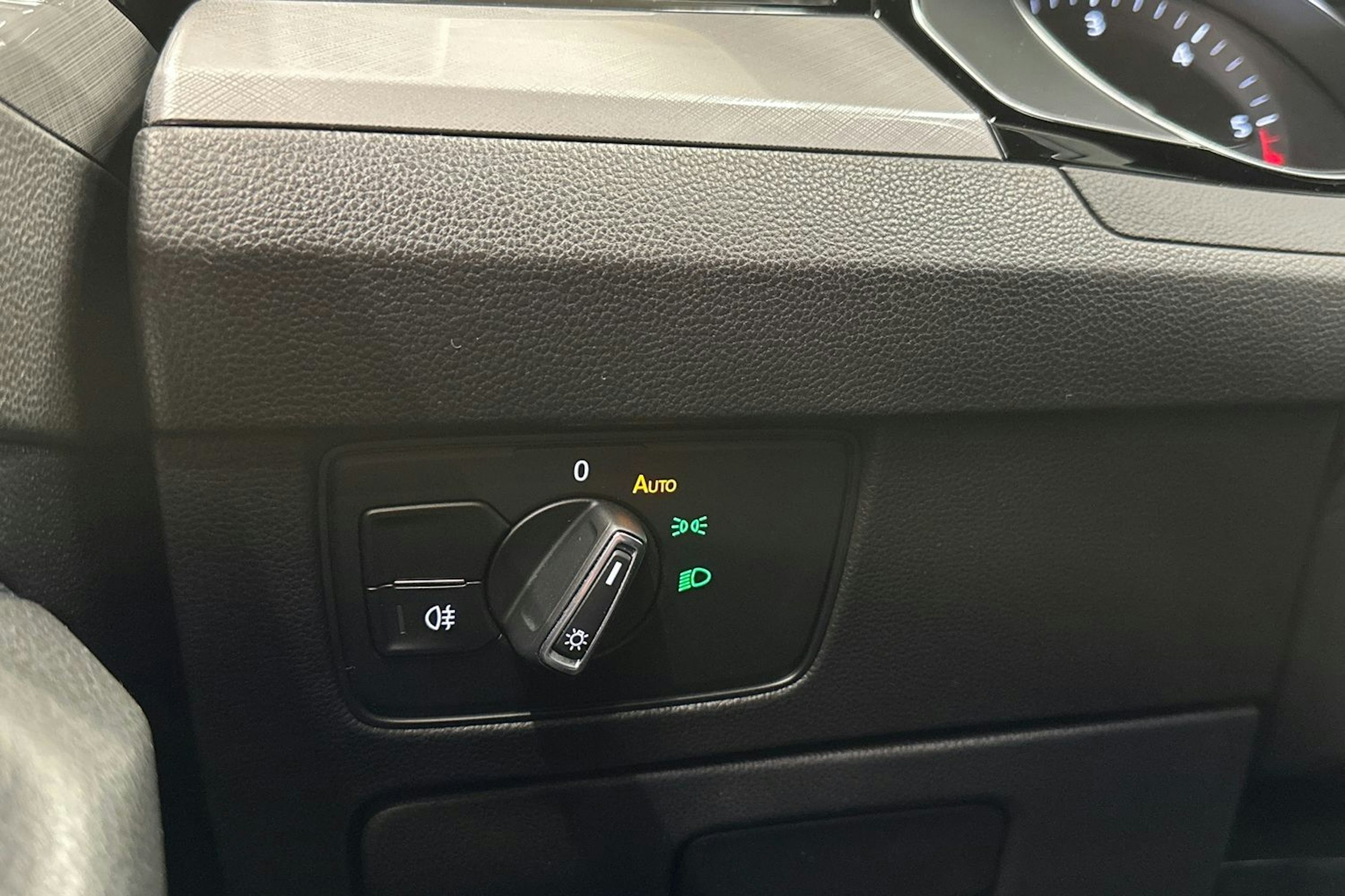 harmaa Volkswagen Passat 2022 kuva 28.