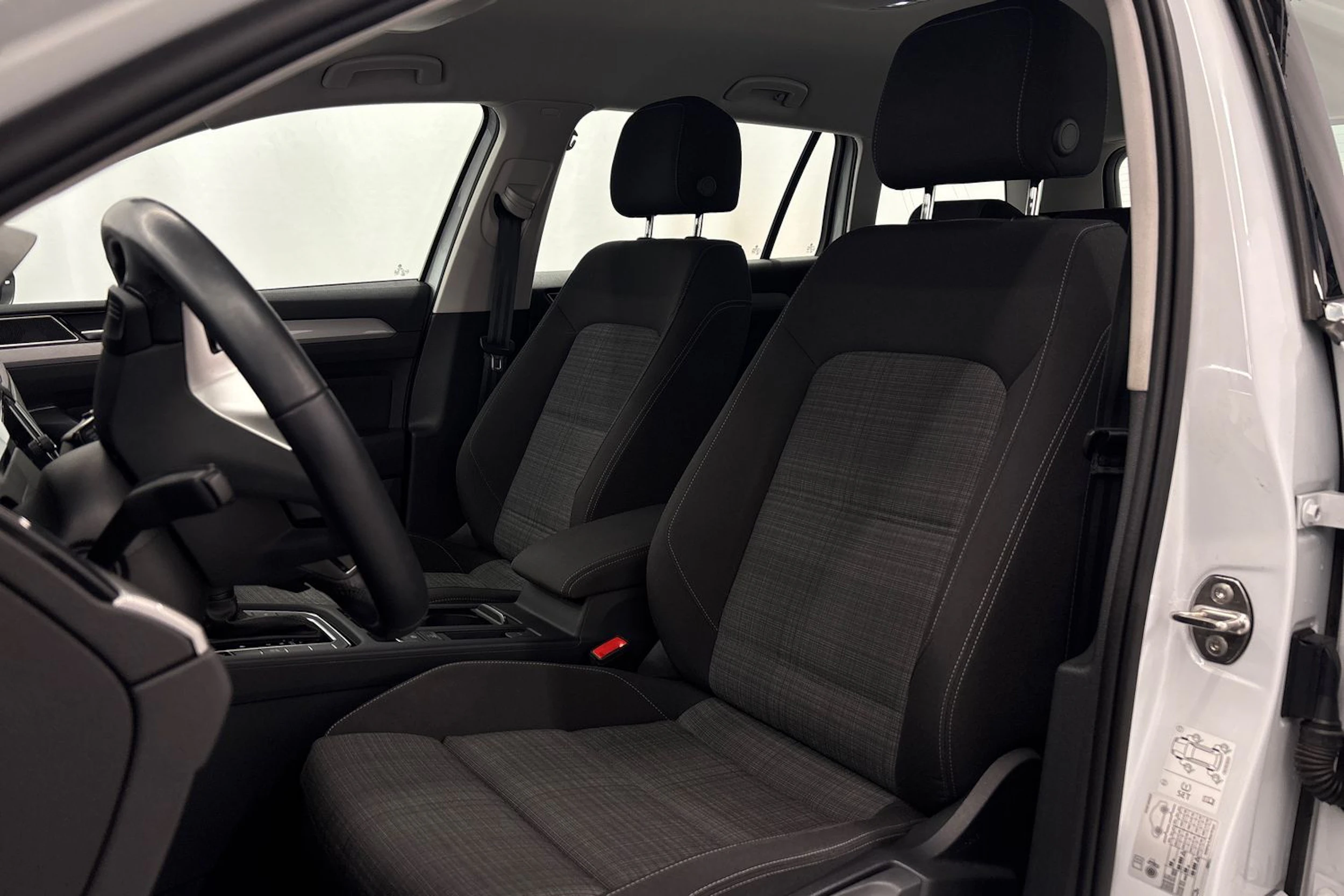 valkoinen Volkswagen Passat 2022 kuva 11.