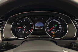 valkoinen Volkswagen Passat 2022 kuva 14.