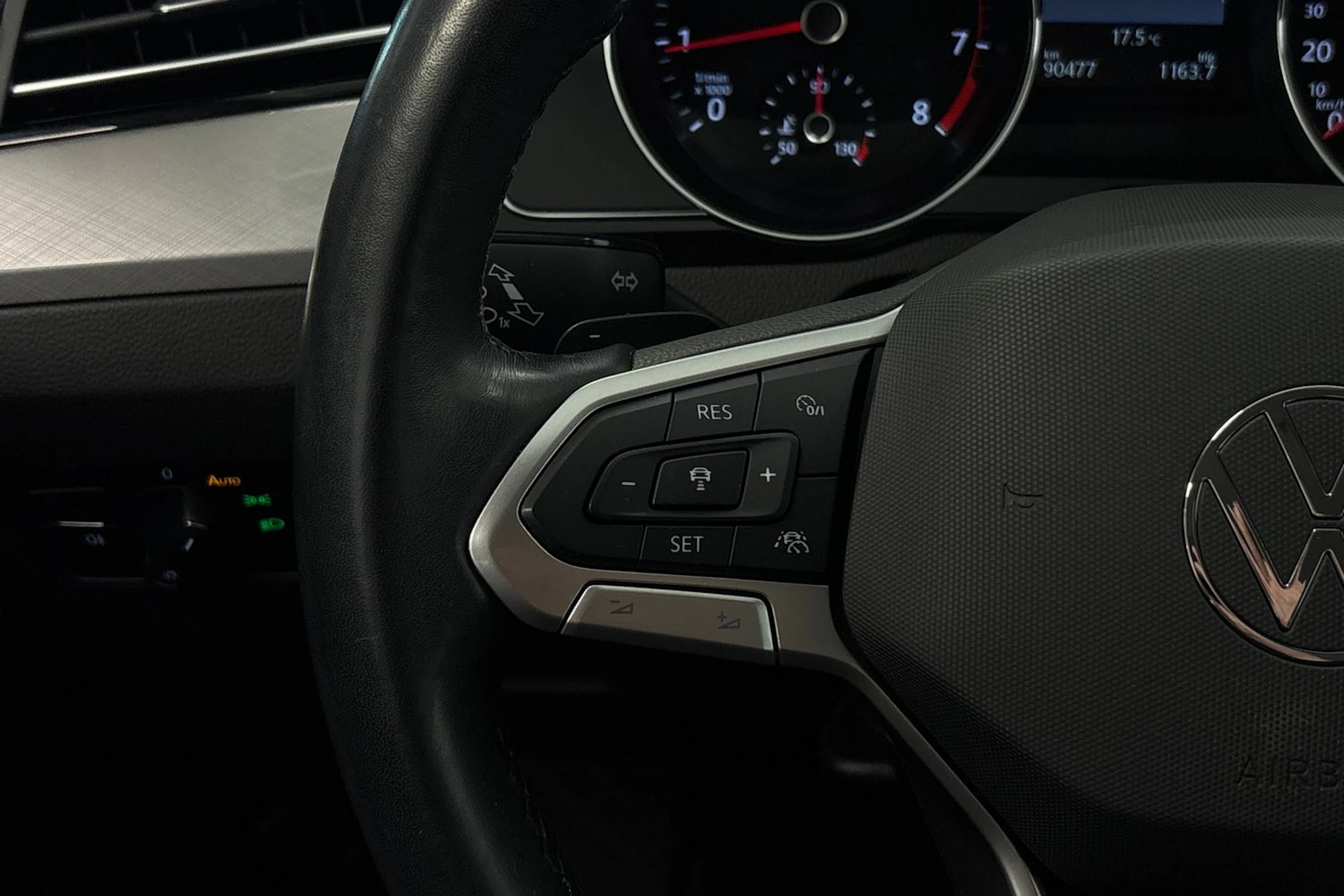 valkoinen Volkswagen Passat 2022 kuva 15.
