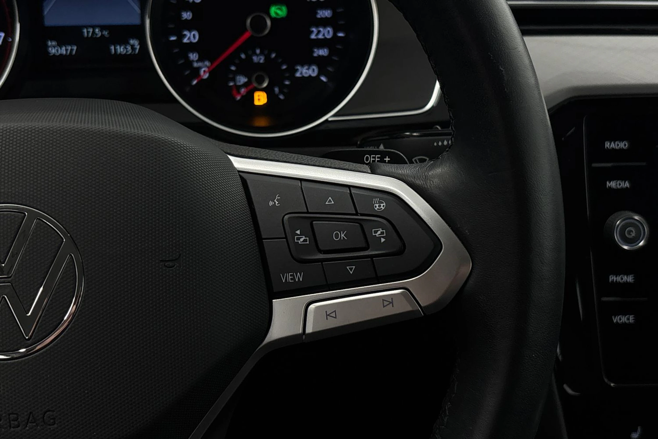 valkoinen Volkswagen Passat 2022 kuva 16.