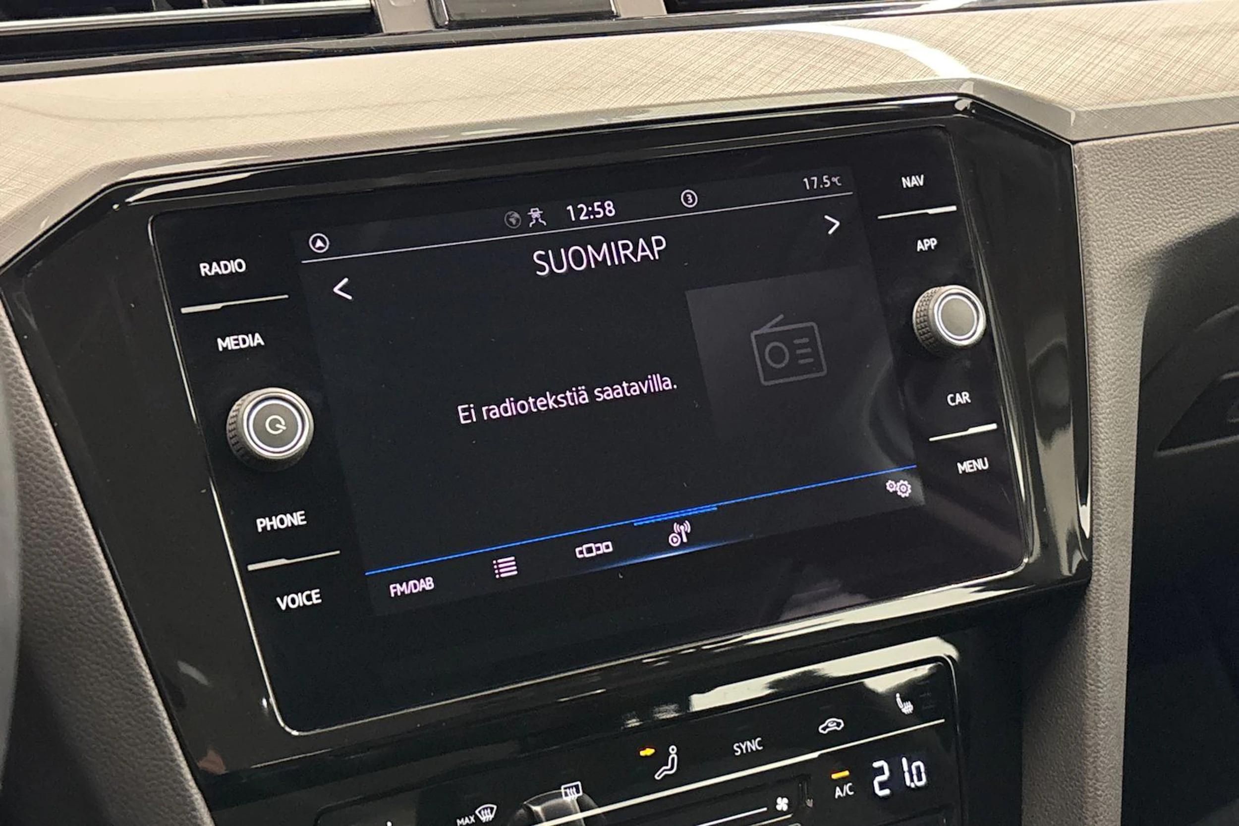 valkoinen Volkswagen Passat 2022 kuva 17.