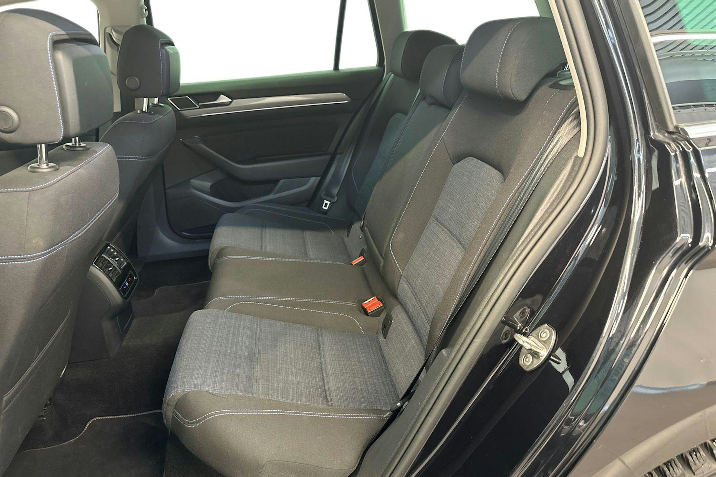 musta Volkswagen Passat 2022 kuva 10.