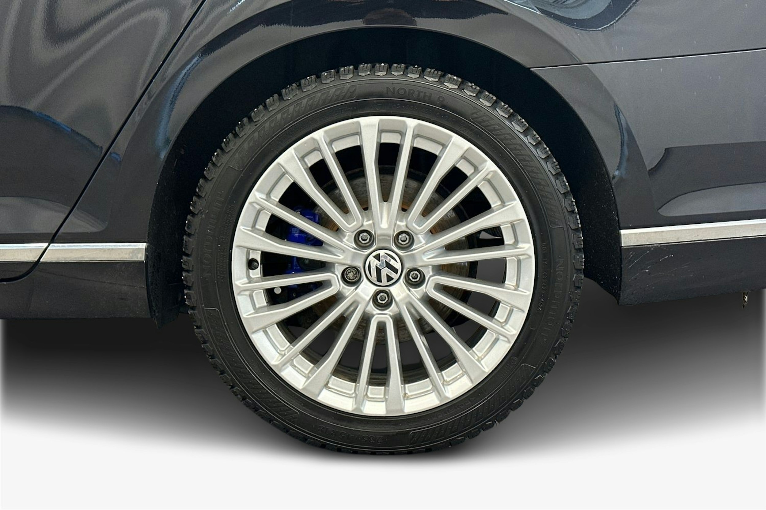 musta Volkswagen Passat 2022 kuva 11.