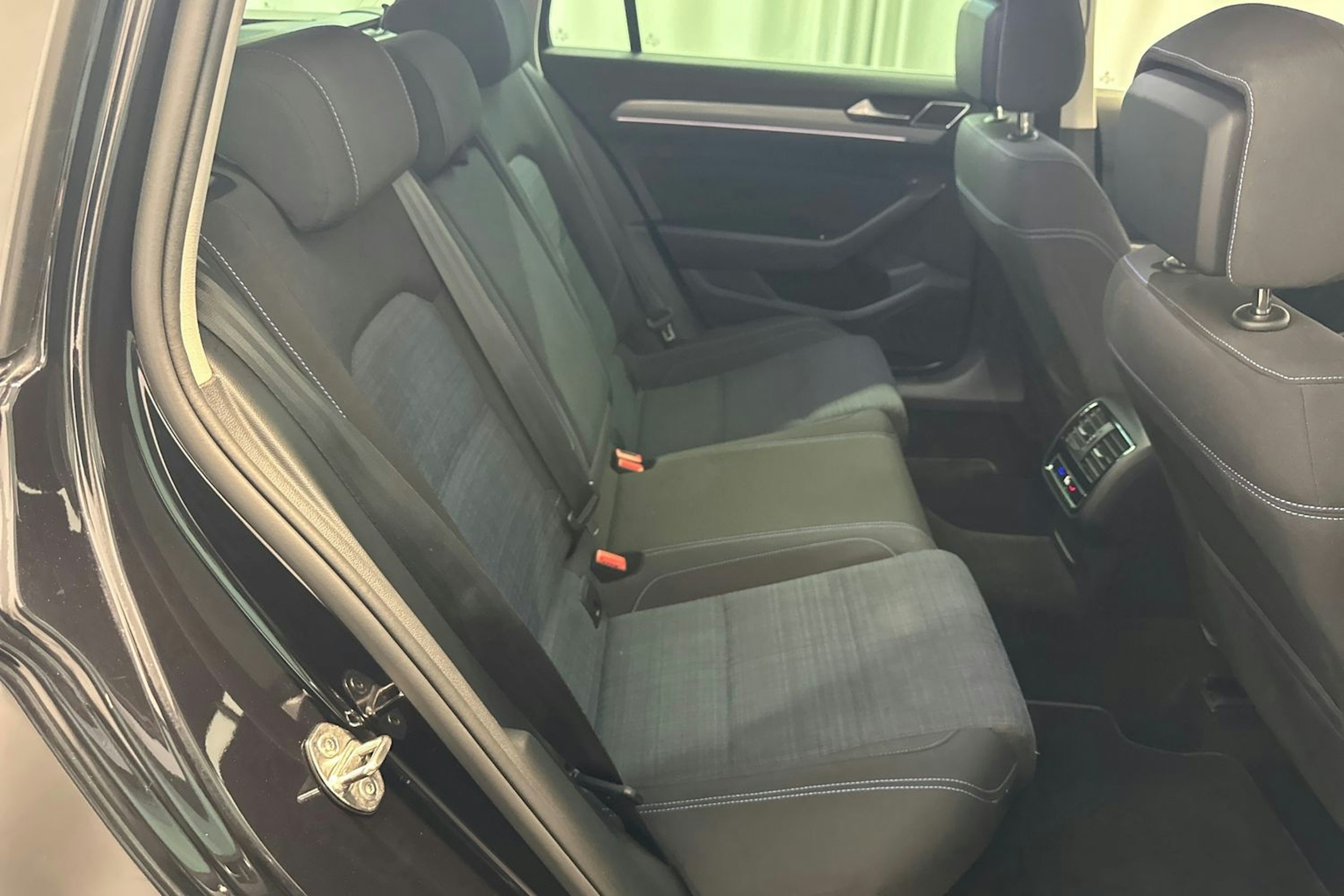 musta Volkswagen Passat 2022 kuva 14.