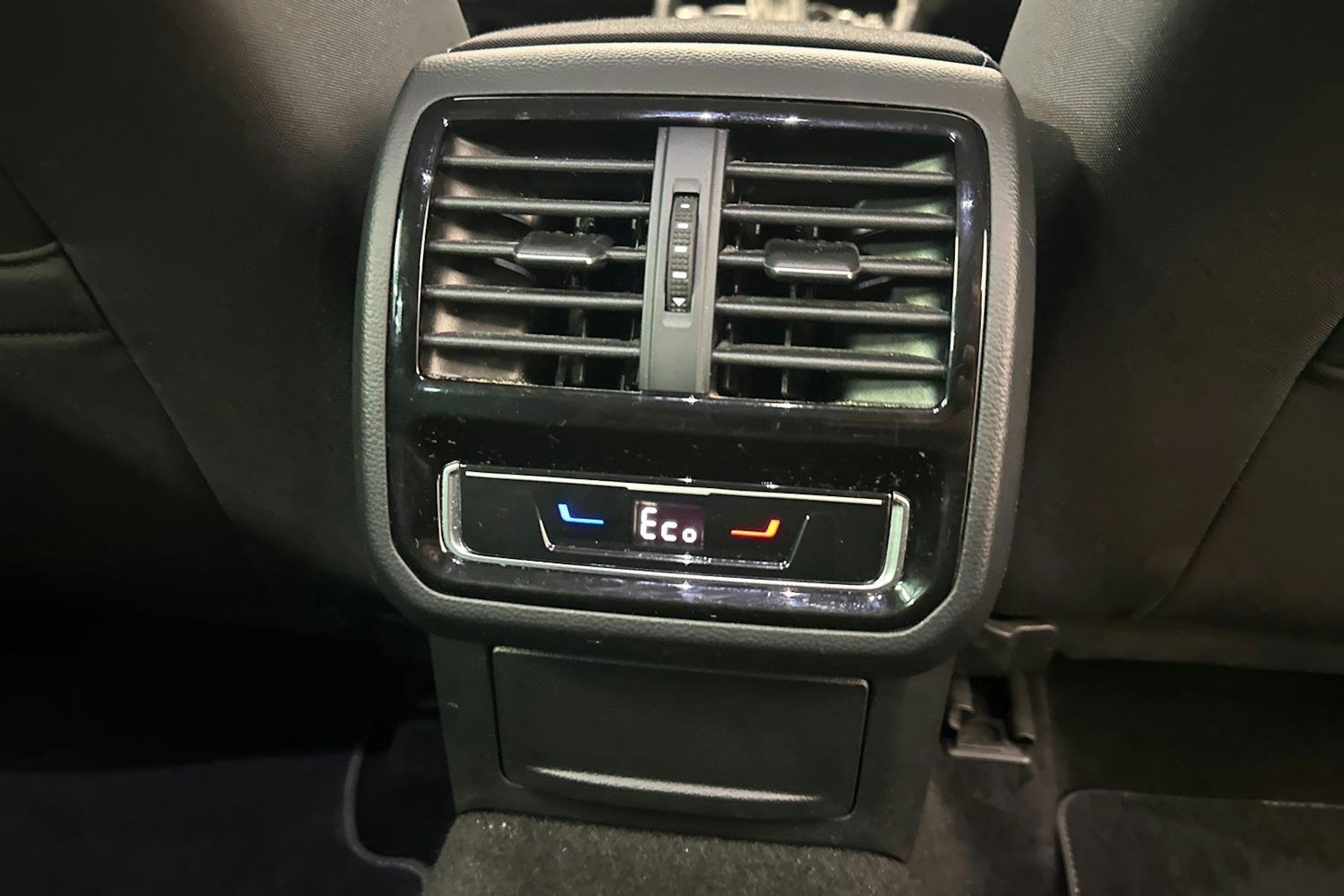 musta Volkswagen Passat 2022 kuva 15.