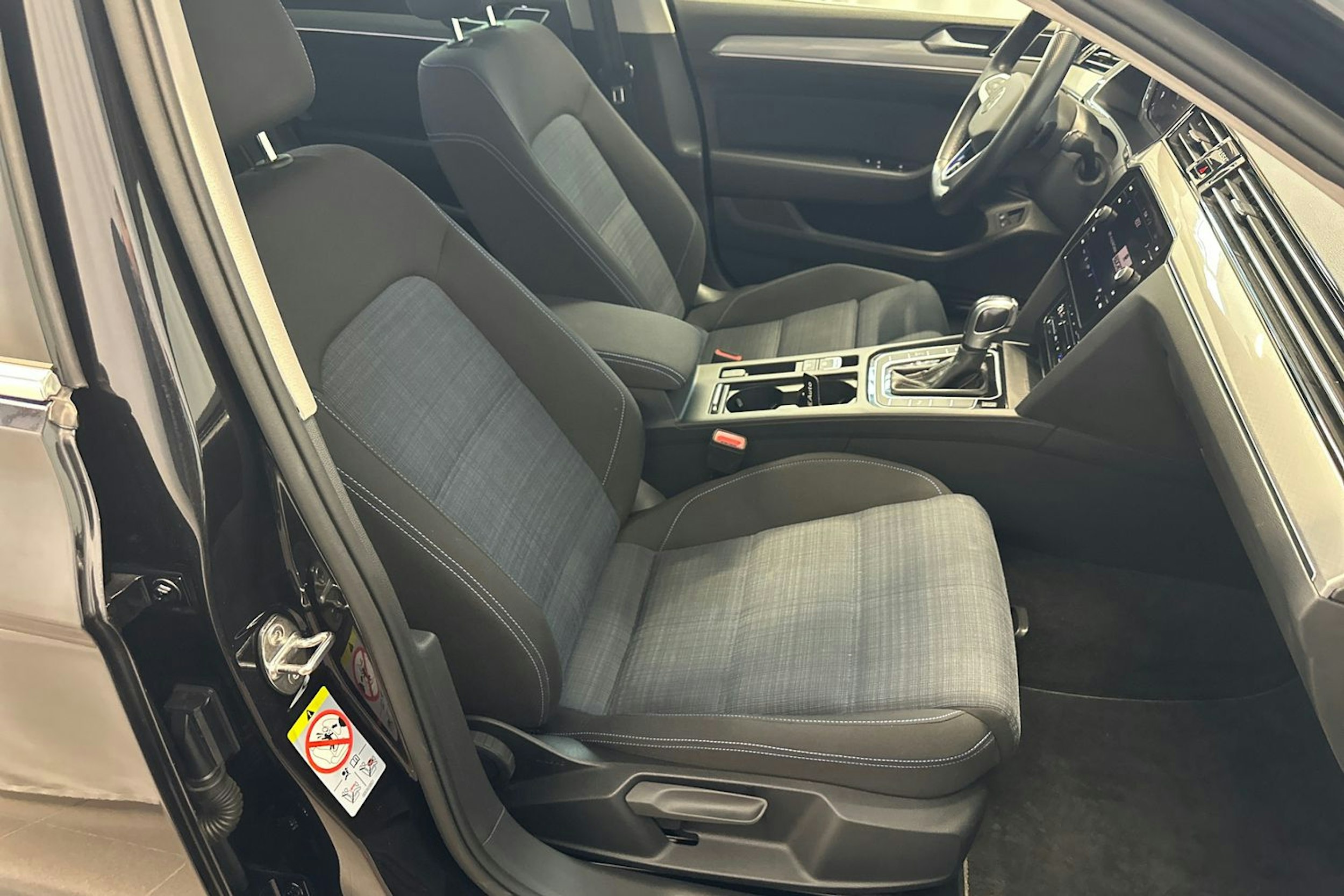 musta Volkswagen Passat 2022 kuva 16.