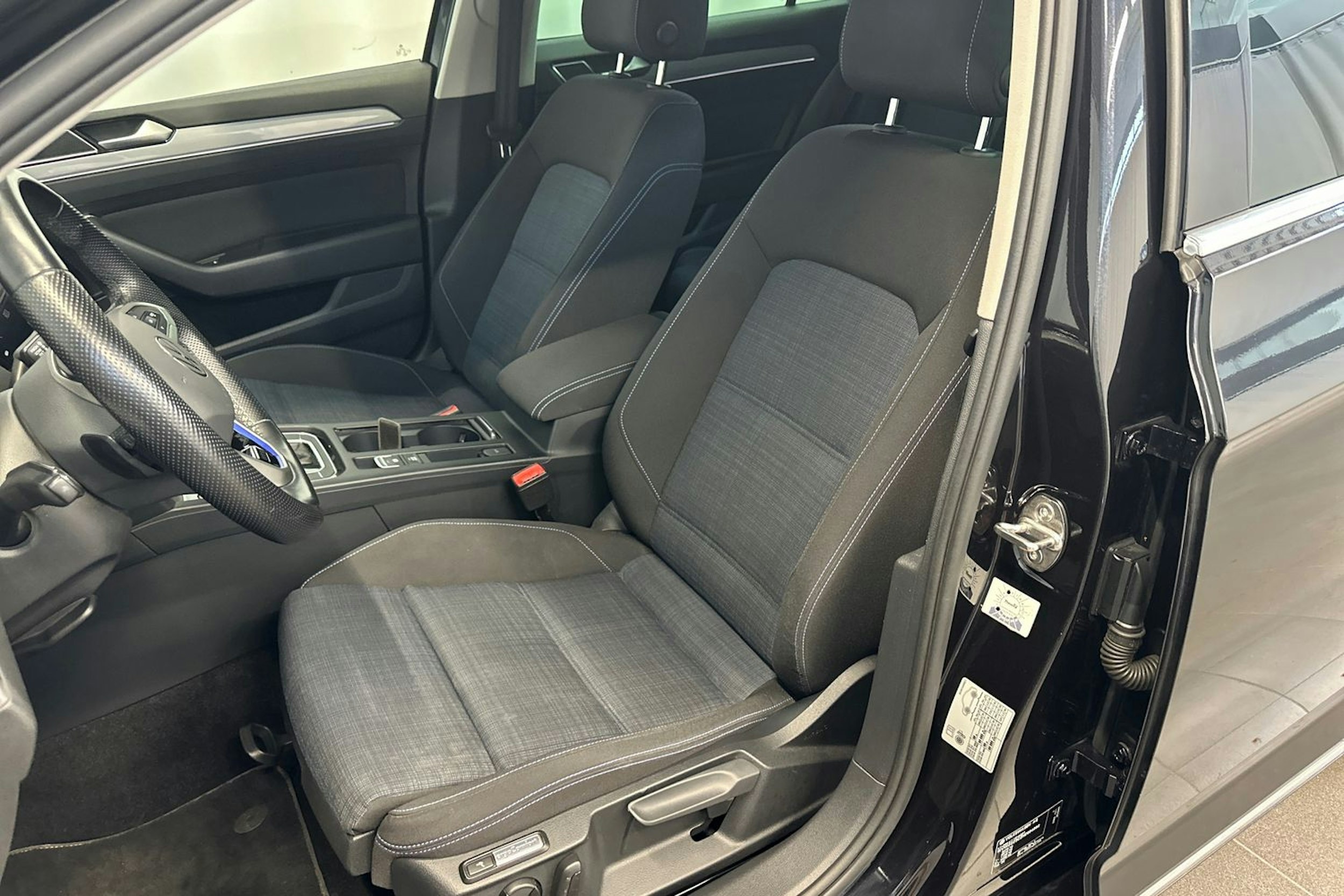 musta Volkswagen Passat 2022 kuva 18.