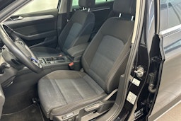 musta Volkswagen Passat 2022 kuva 18.