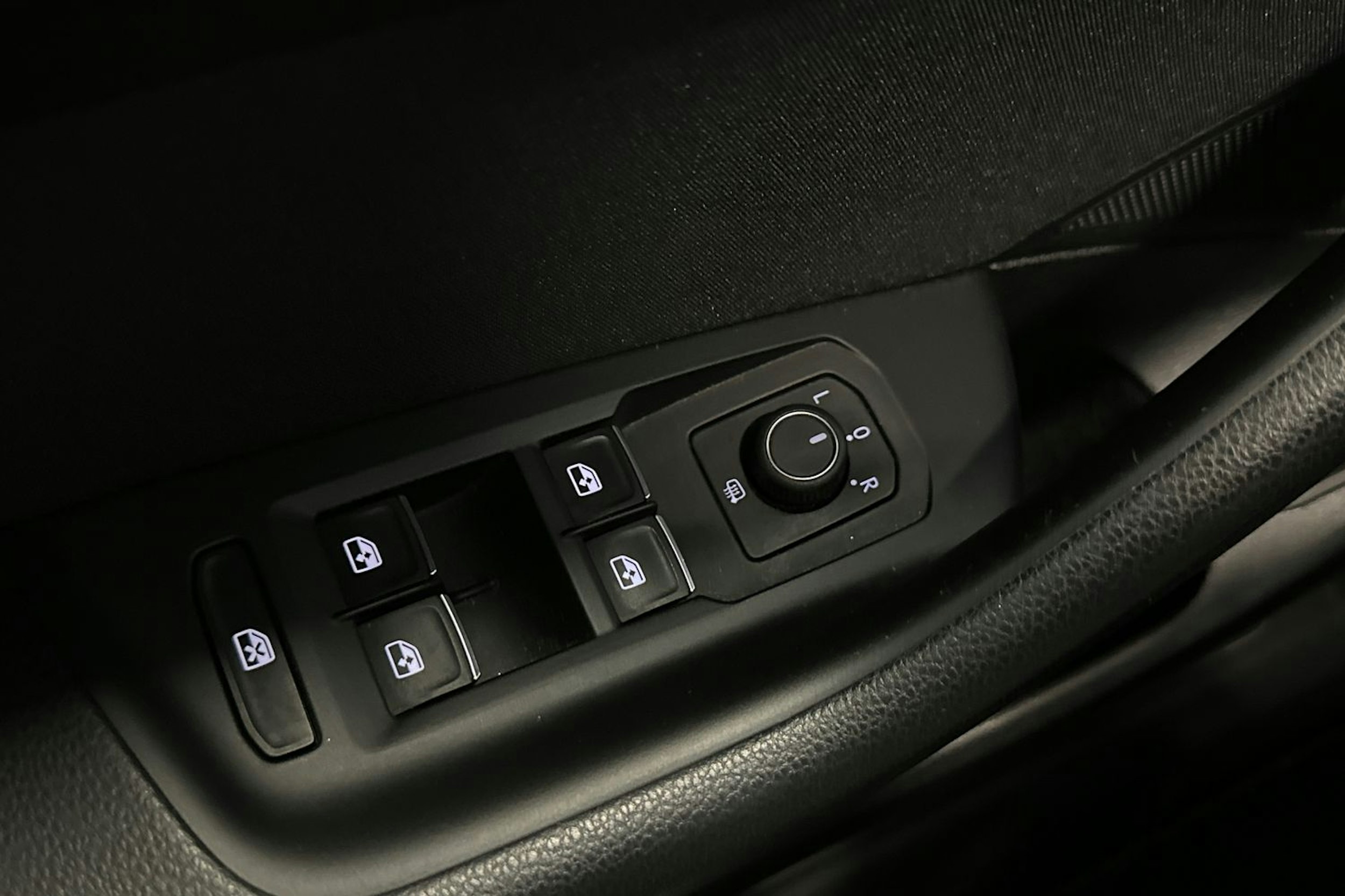 musta Volkswagen Passat 2022 kuva 20.