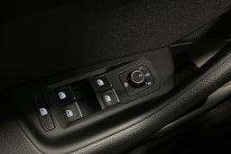 musta Volkswagen Passat 2022 kuva 20.