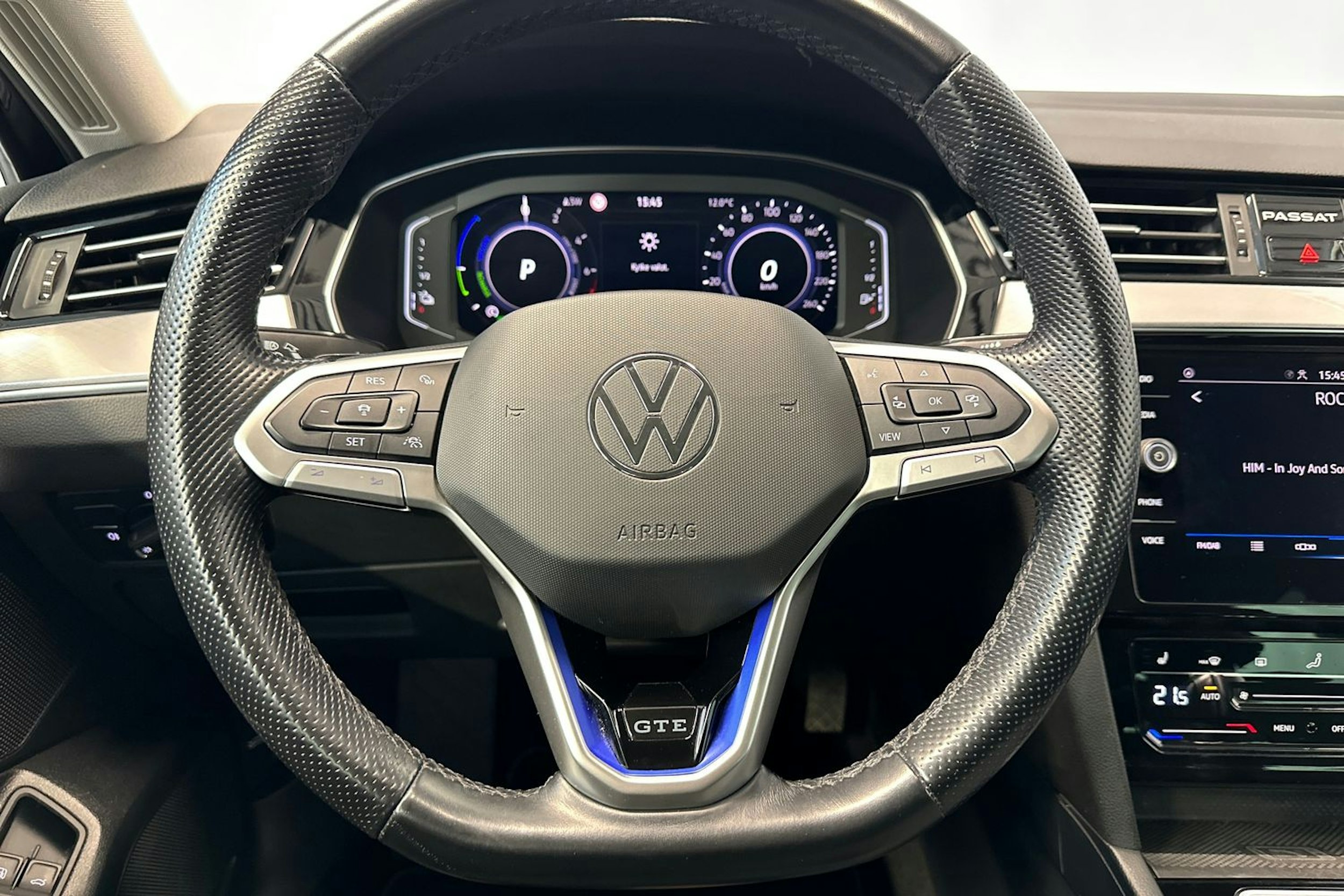 musta Volkswagen Passat 2022 kuva 22.