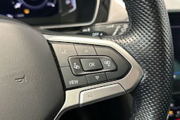 musta Volkswagen Passat 2022 kuva 24.