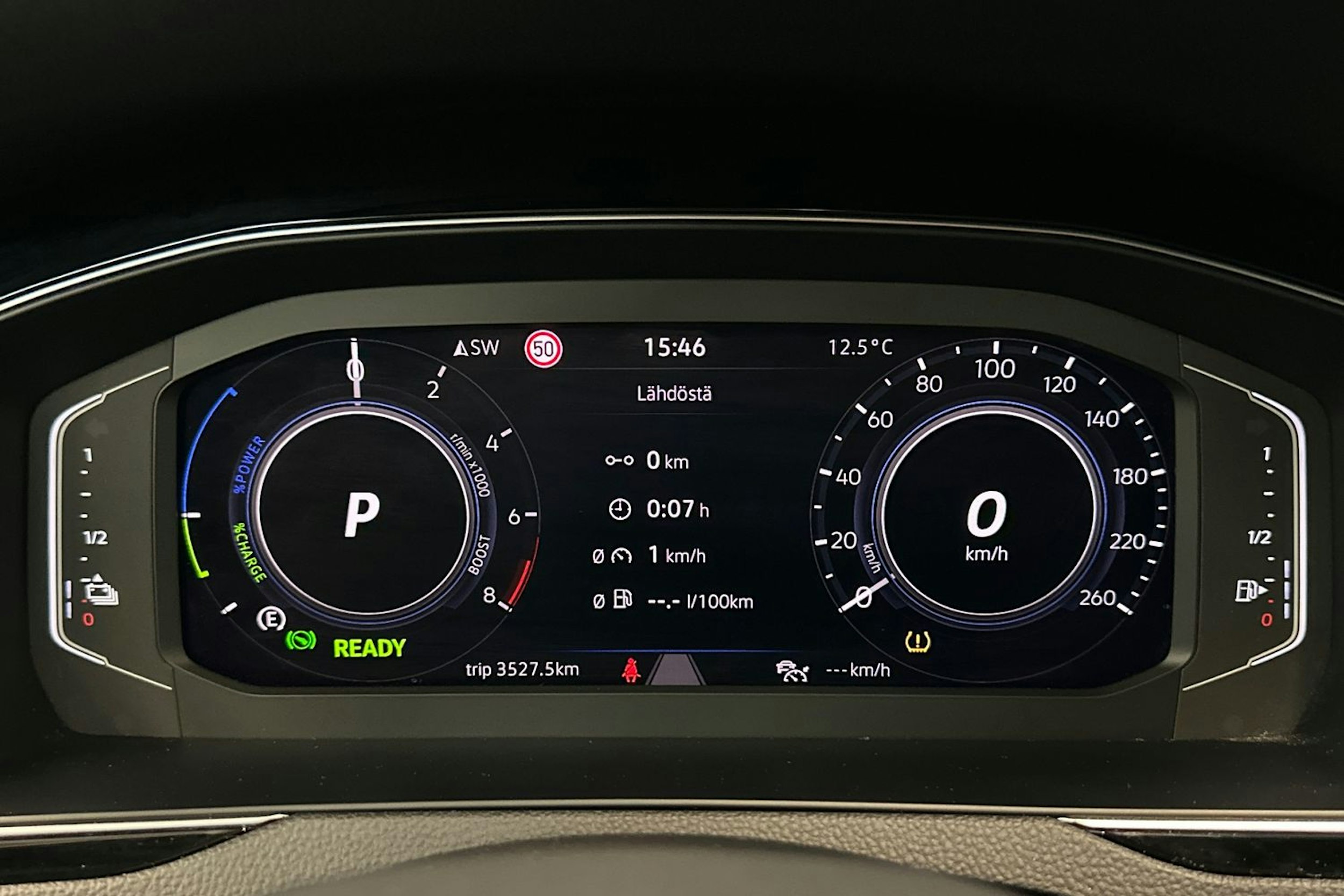 musta Volkswagen Passat 2022 kuva 25.