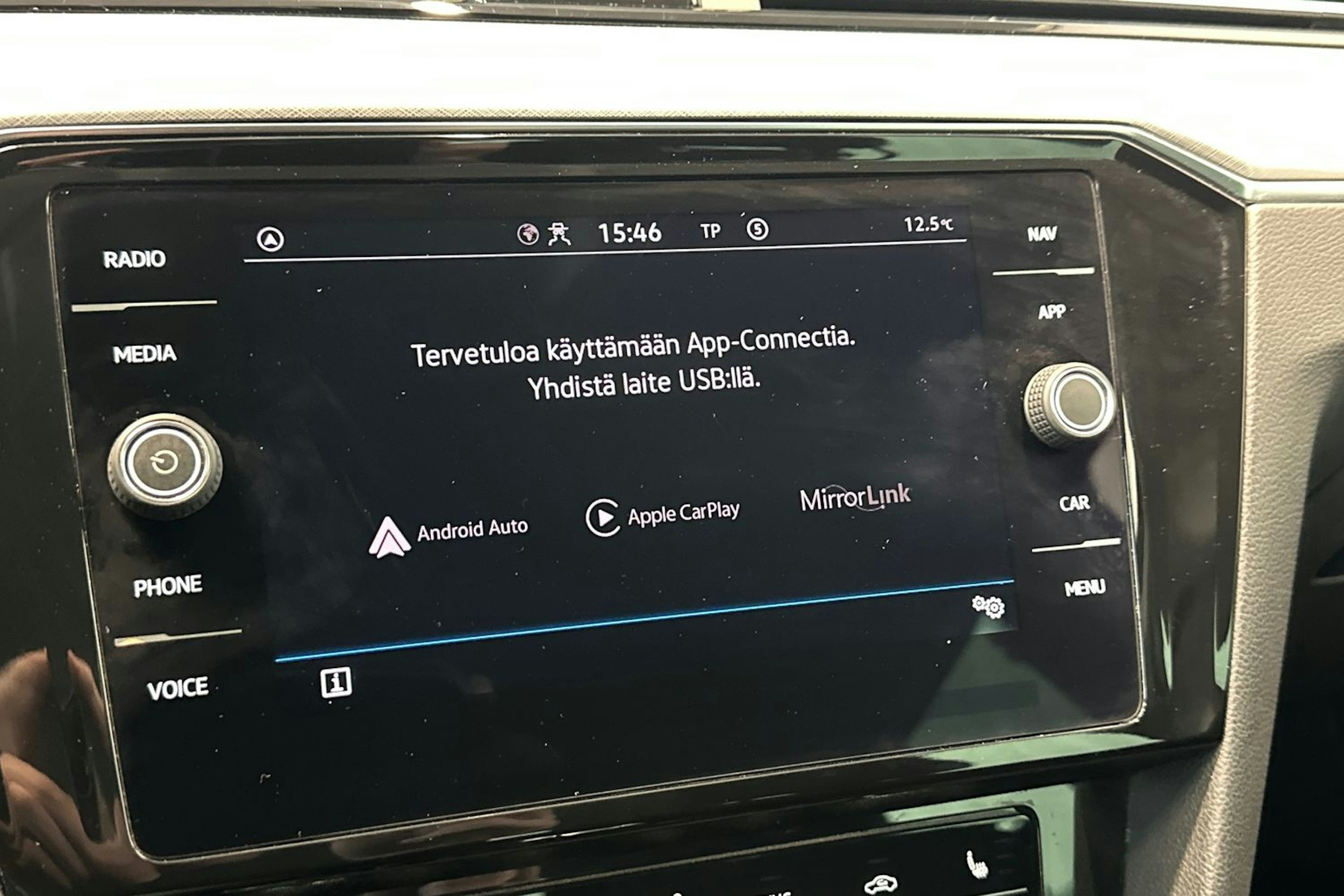 musta Volkswagen Passat 2022 kuva 28.