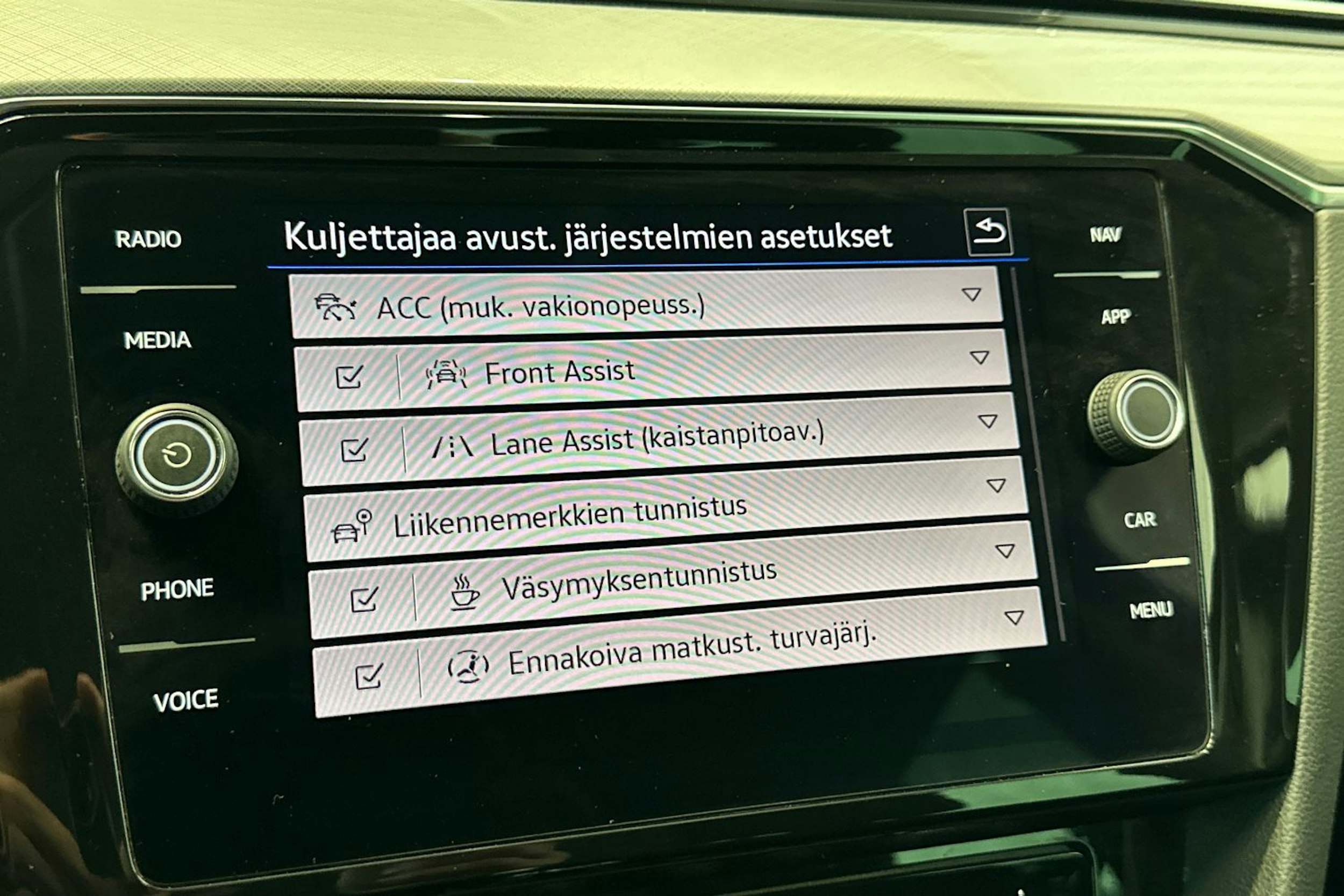 musta Volkswagen Passat 2022 kuva 30.