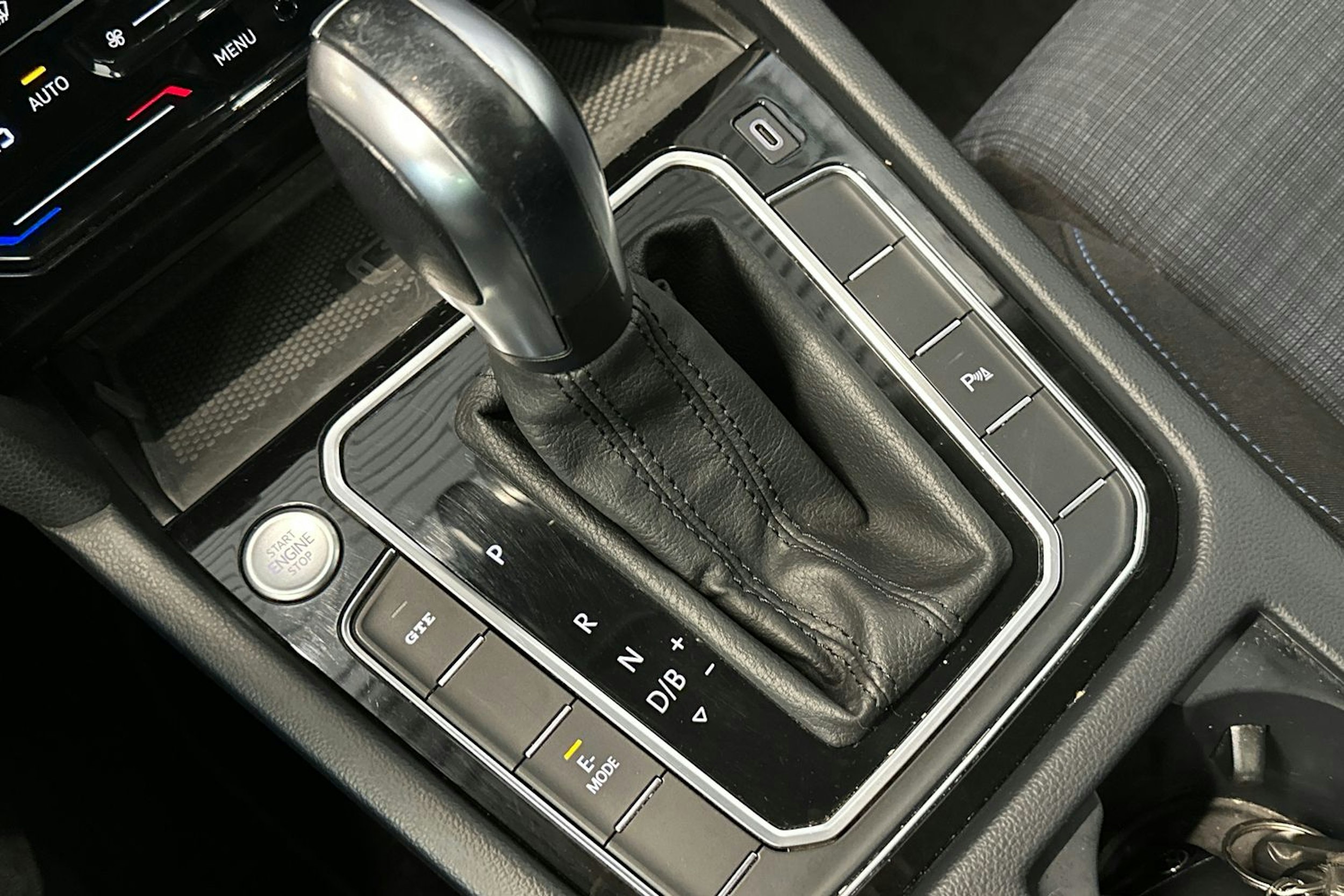 musta Volkswagen Passat 2022 kuva 31.