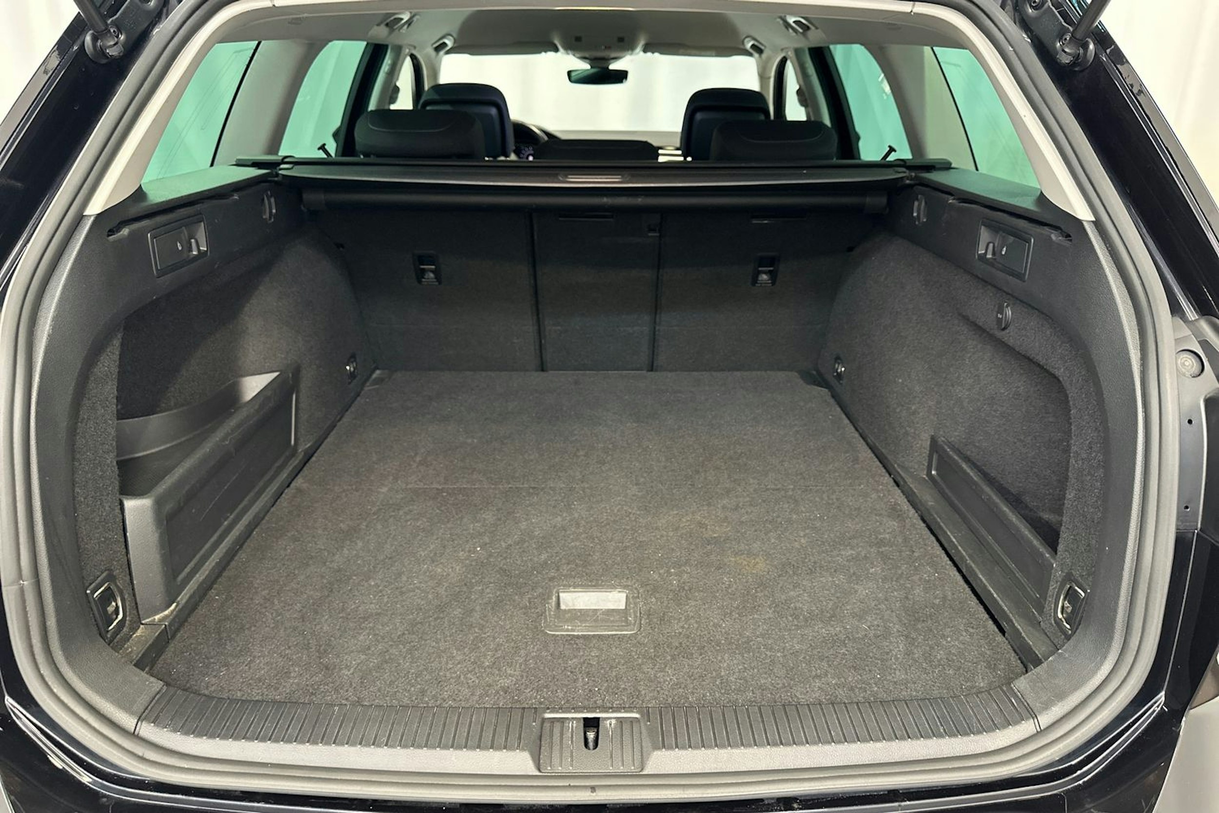 musta Volkswagen Passat 2022 kuva 34.