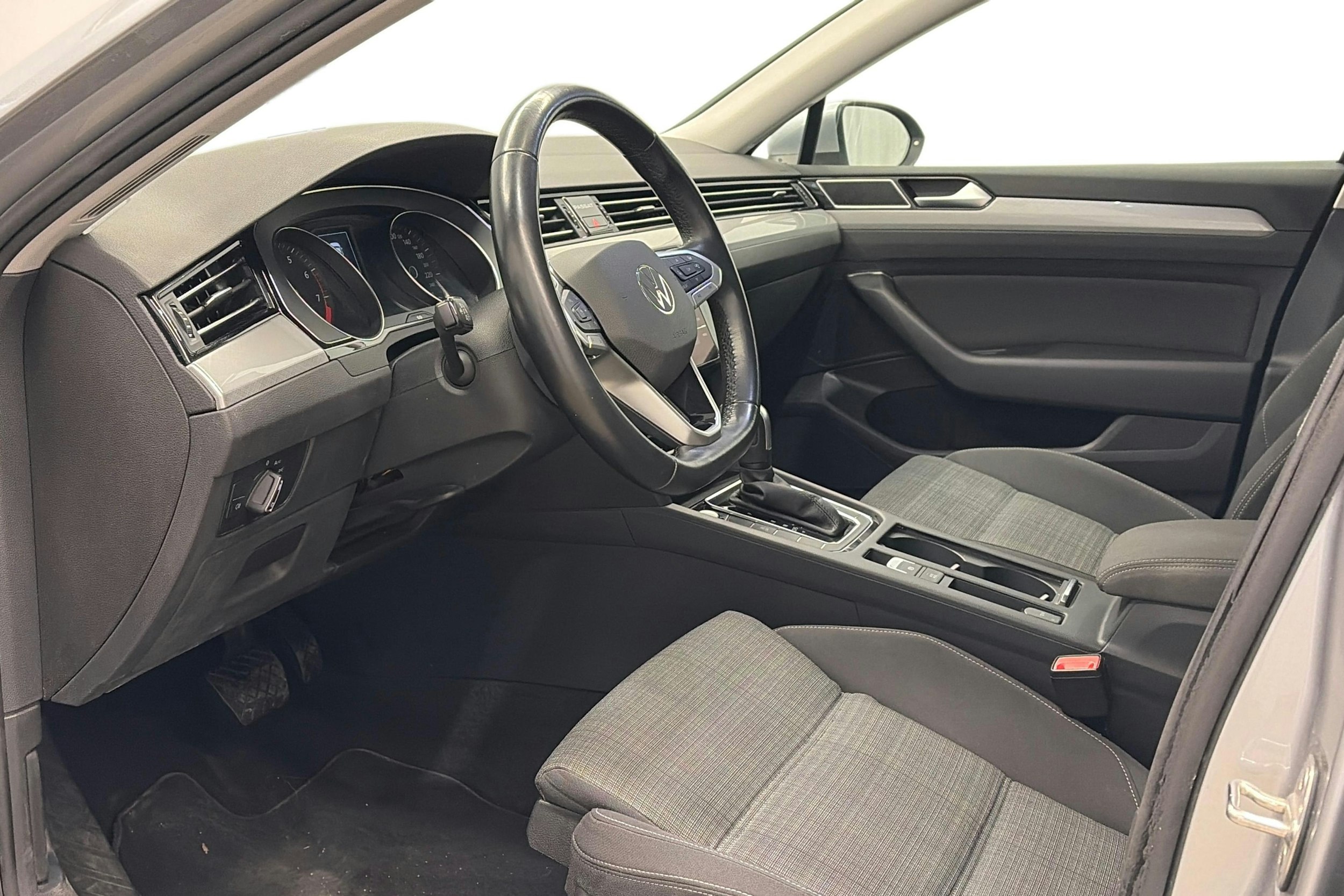 harmaa Volkswagen Passat 2022 kuva 7.