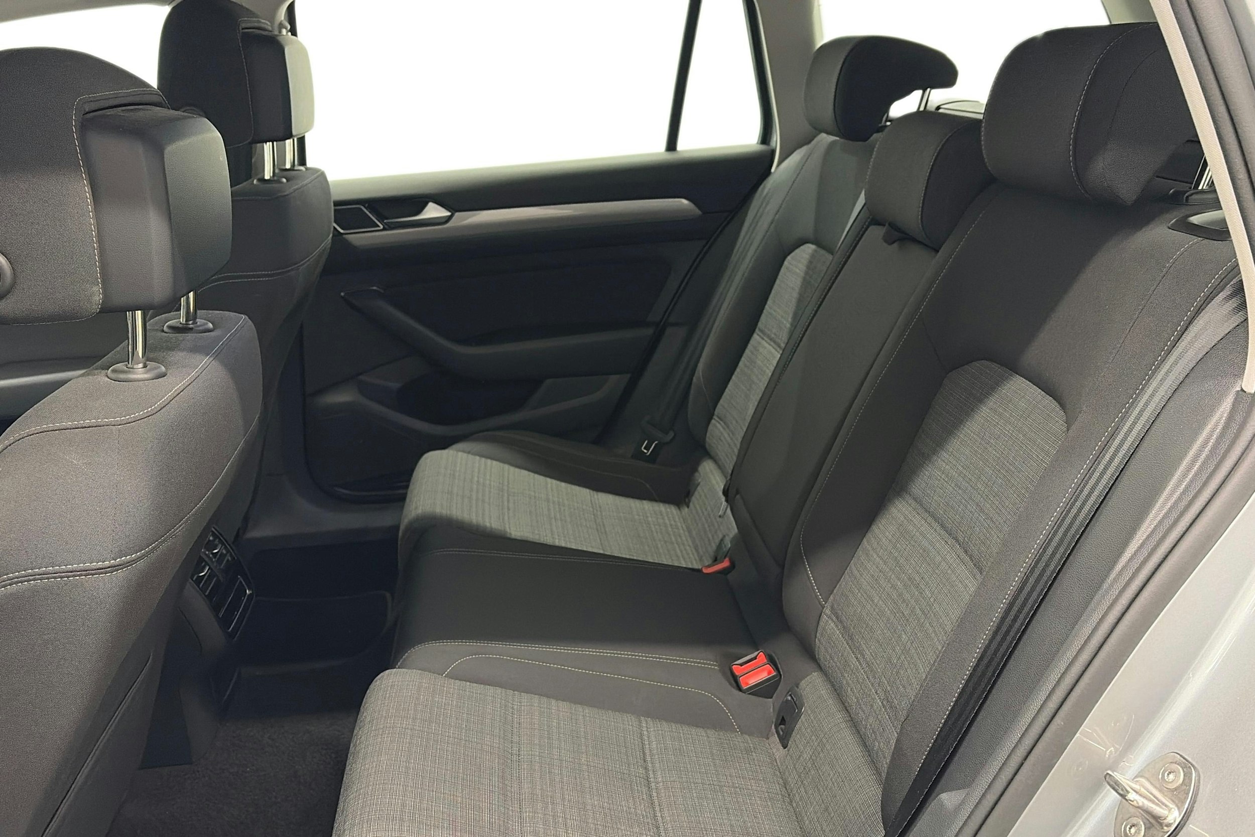 harmaa Volkswagen Passat 2022 kuva 10.