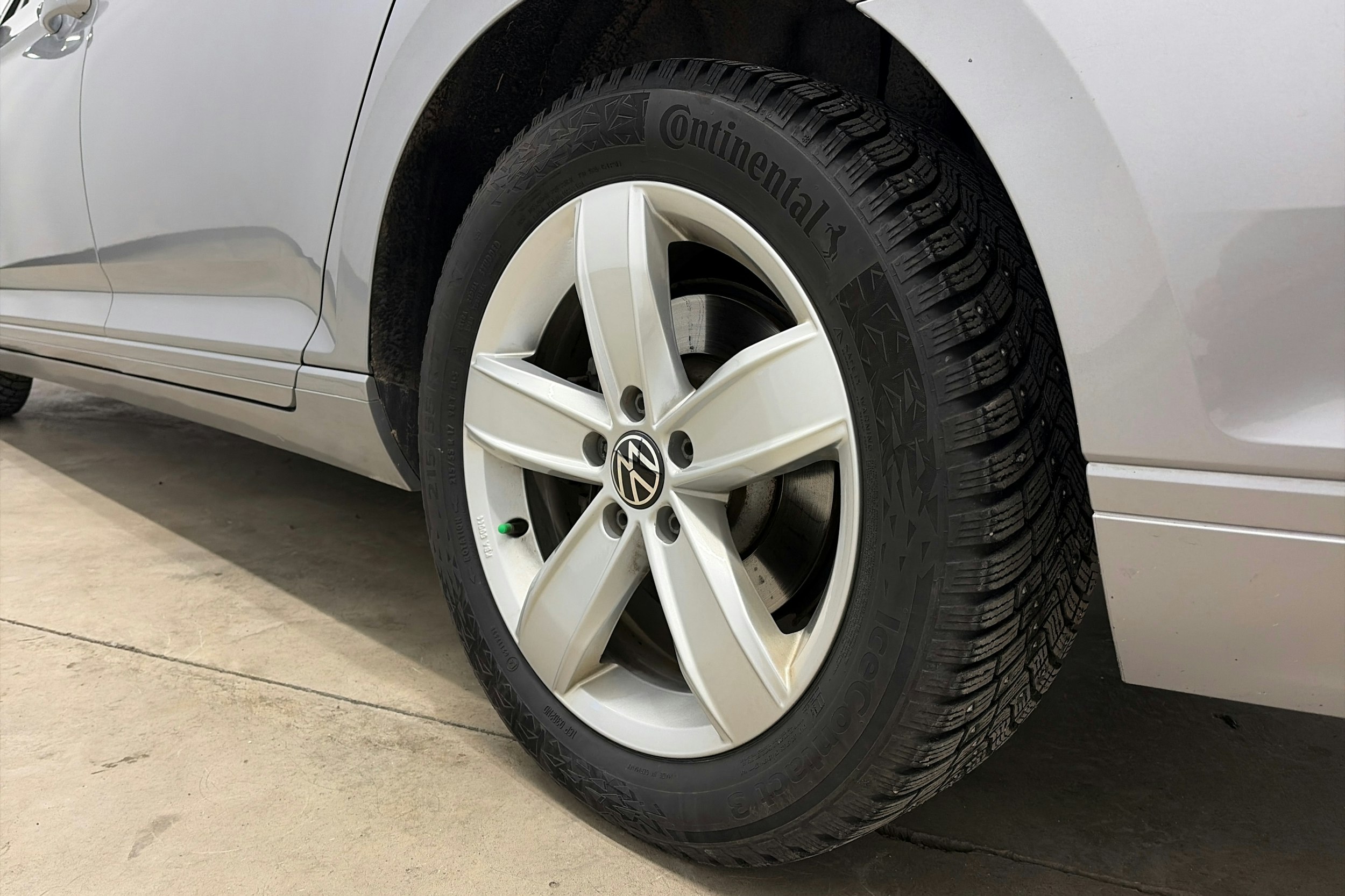 harmaa Volkswagen Passat 2022 kuva 13.