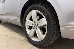 harmaa Volkswagen Passat 2022 kuva 13.