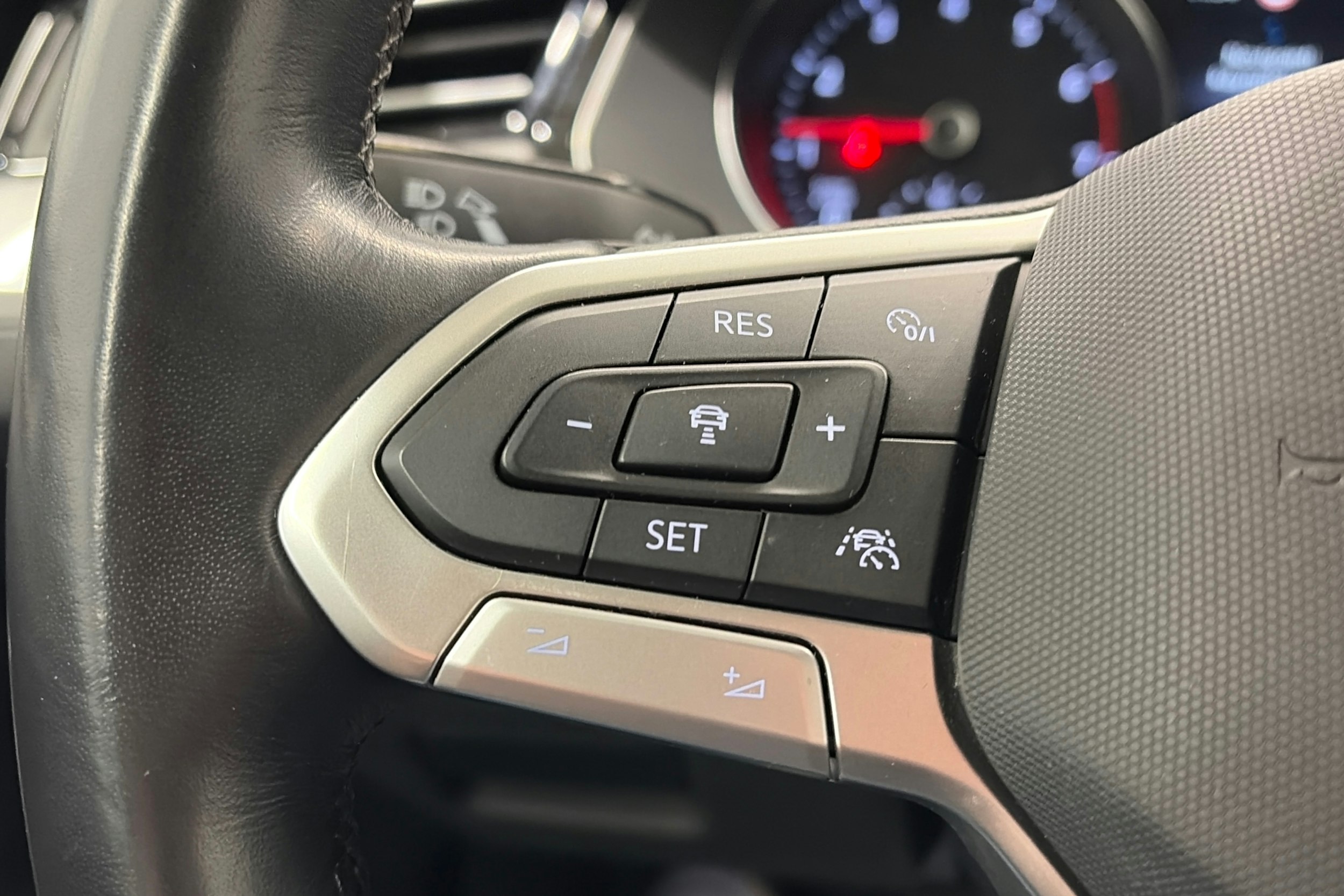 harmaa Volkswagen Passat 2022 kuva 15.