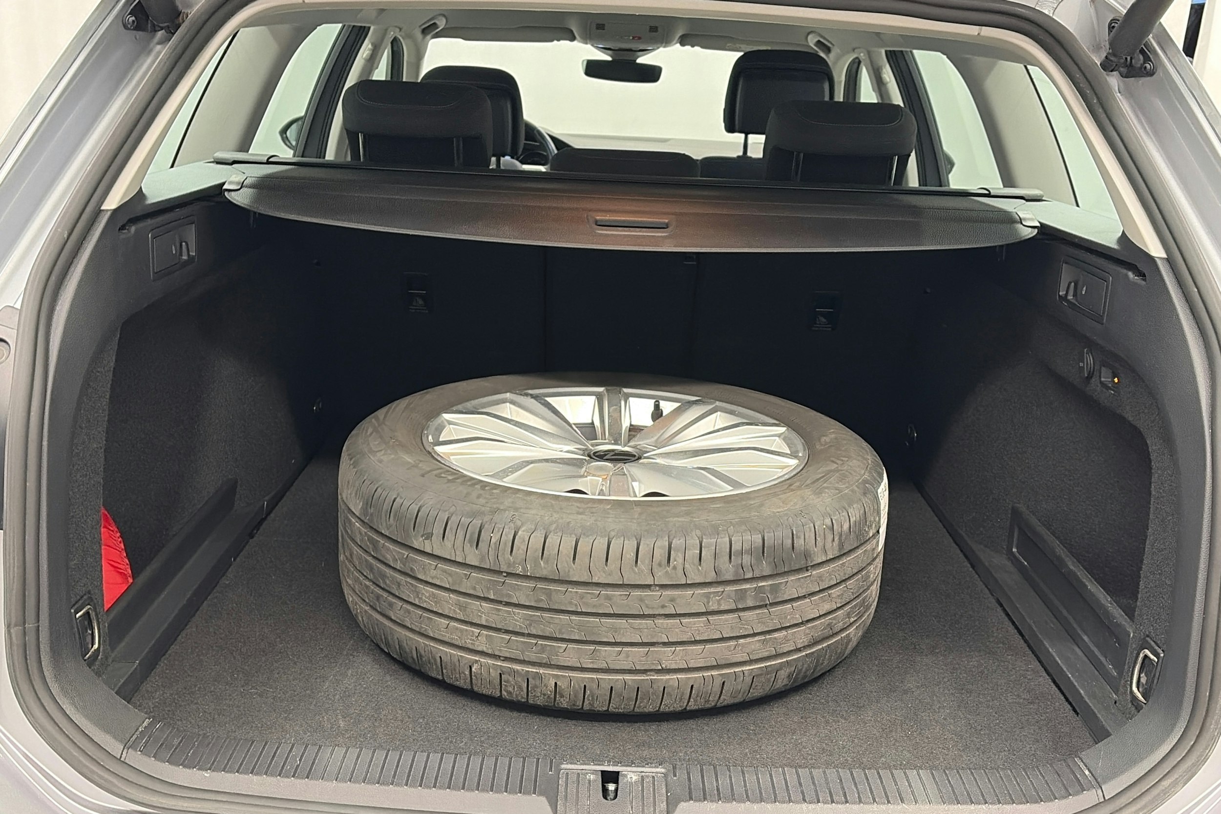 harmaa Volkswagen Passat 2022 kuva 18.