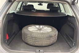 harmaa Volkswagen Passat 2022 kuva 18.