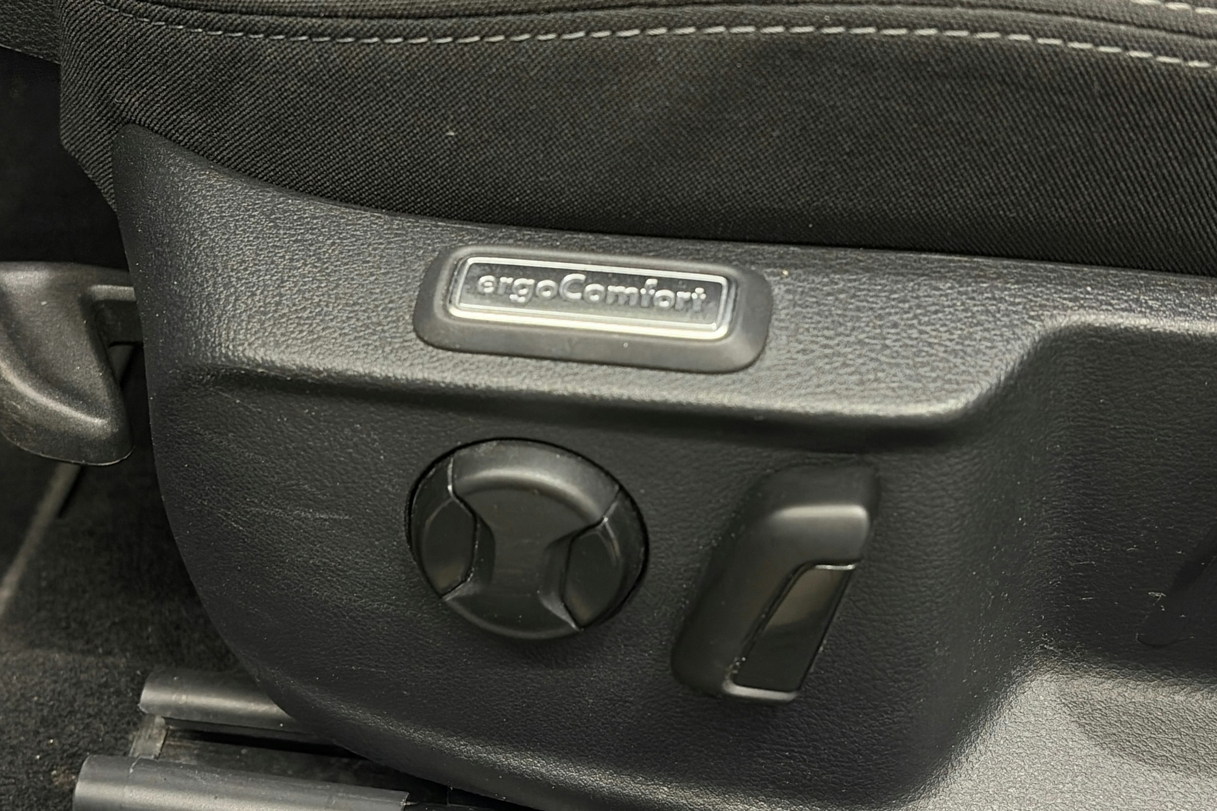 harmaa Volkswagen Passat 2022 kuva 20.