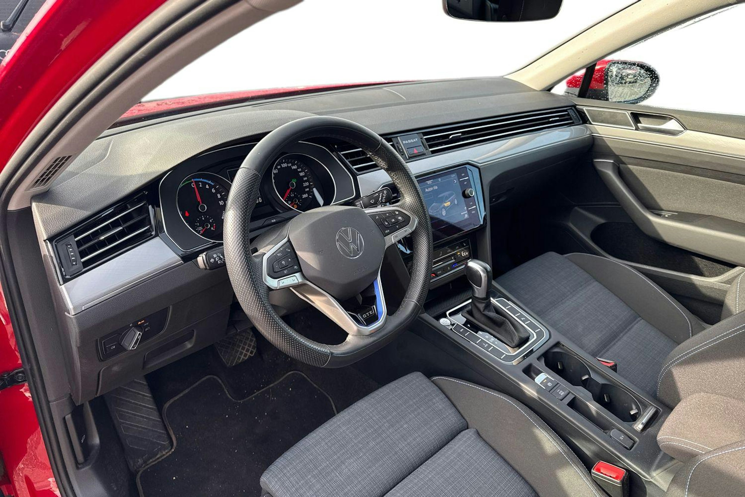 punainen Volkswagen Passat 2022 kuva 3.