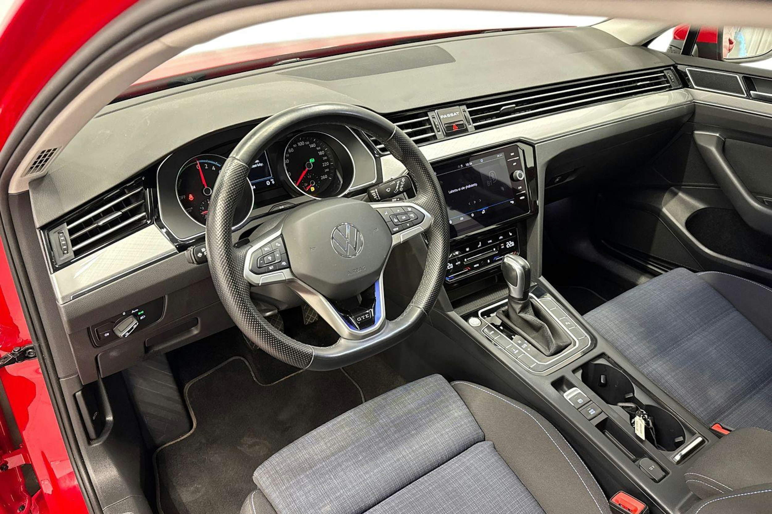 punainen Volkswagen Passat 2022 kuva 7.