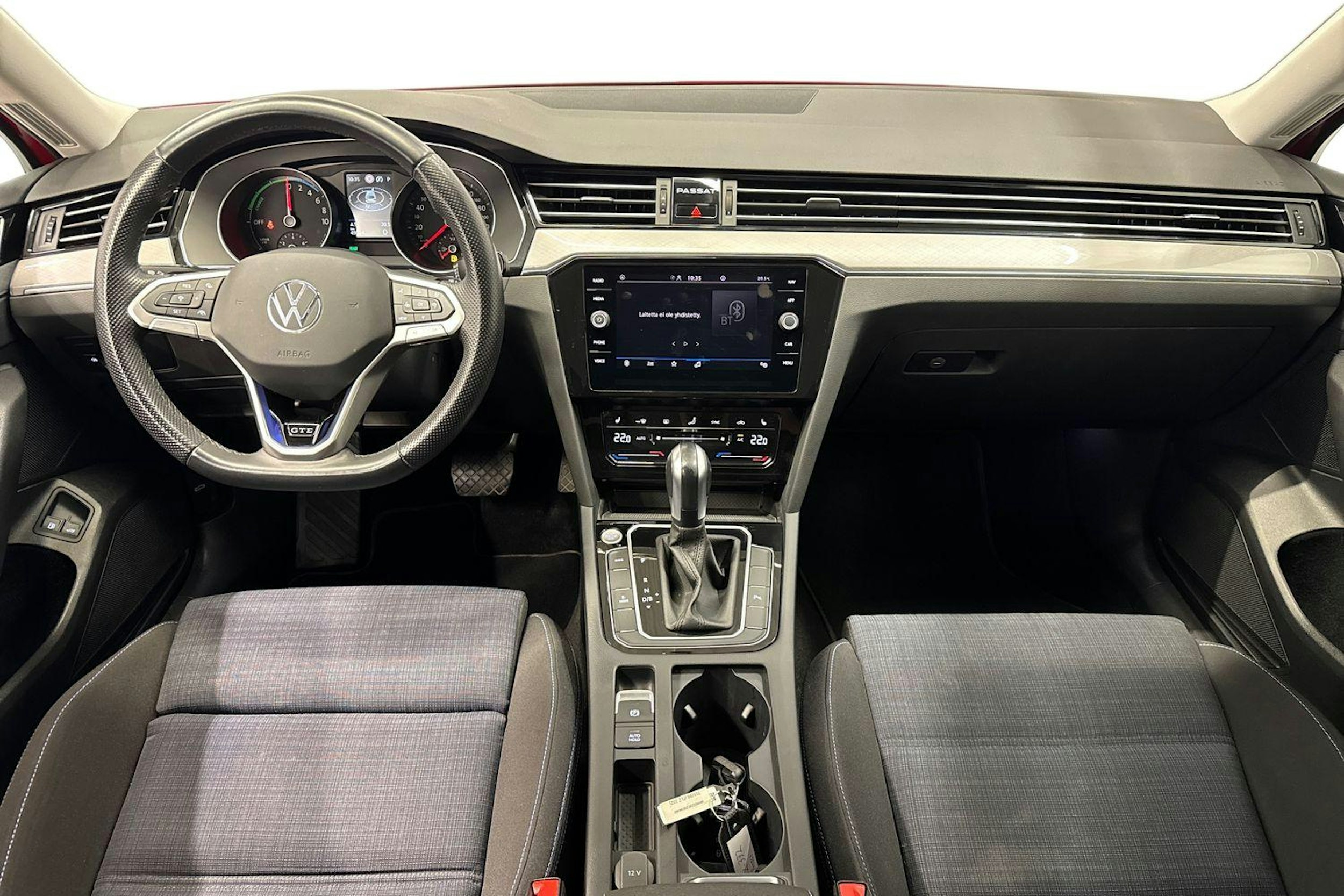 punainen Volkswagen Passat 2022 kuva 9.