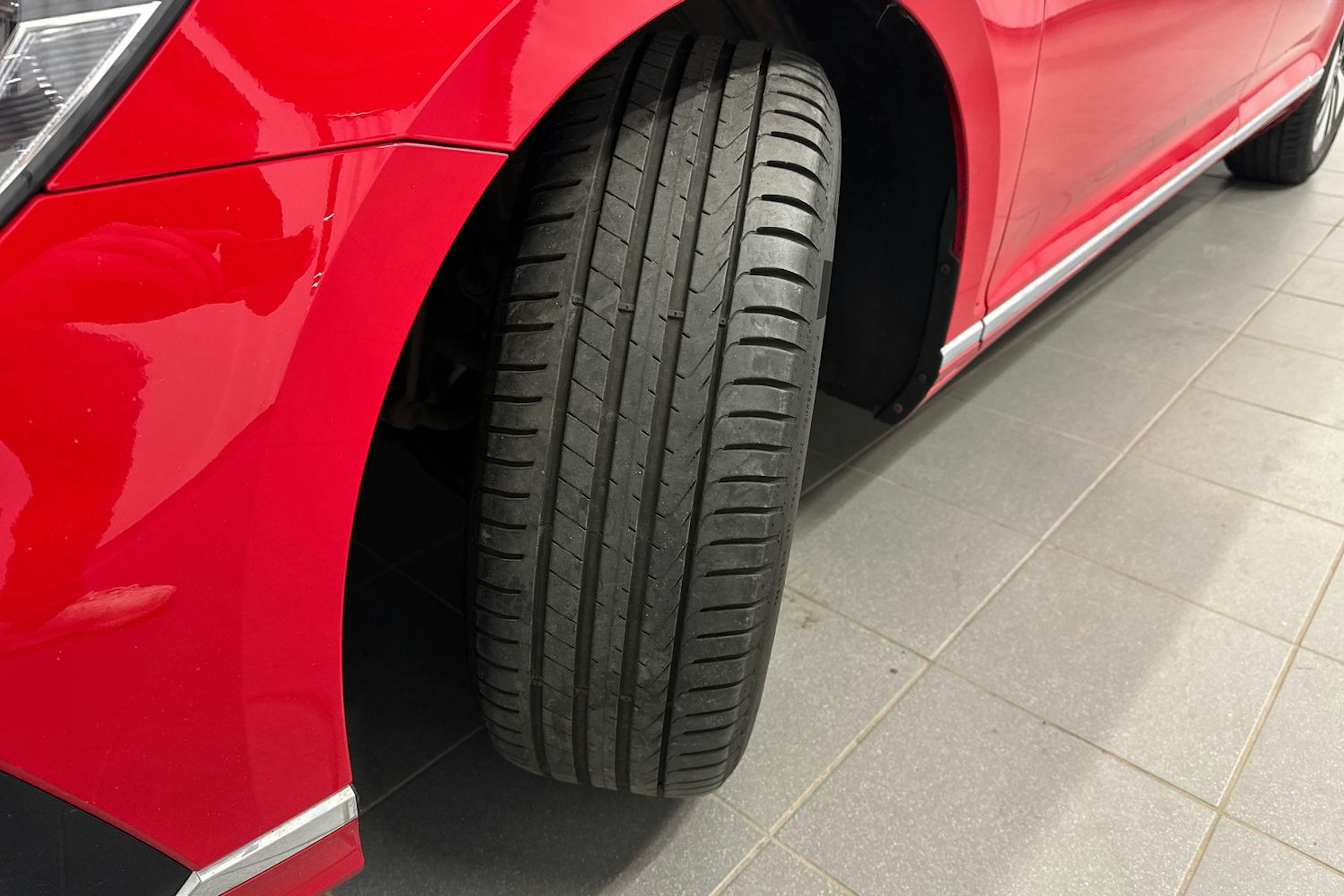 punainen Volkswagen Passat 2022 kuva 13.