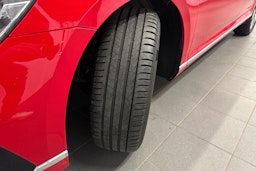 punainen Volkswagen Passat 2022 kuva 13.