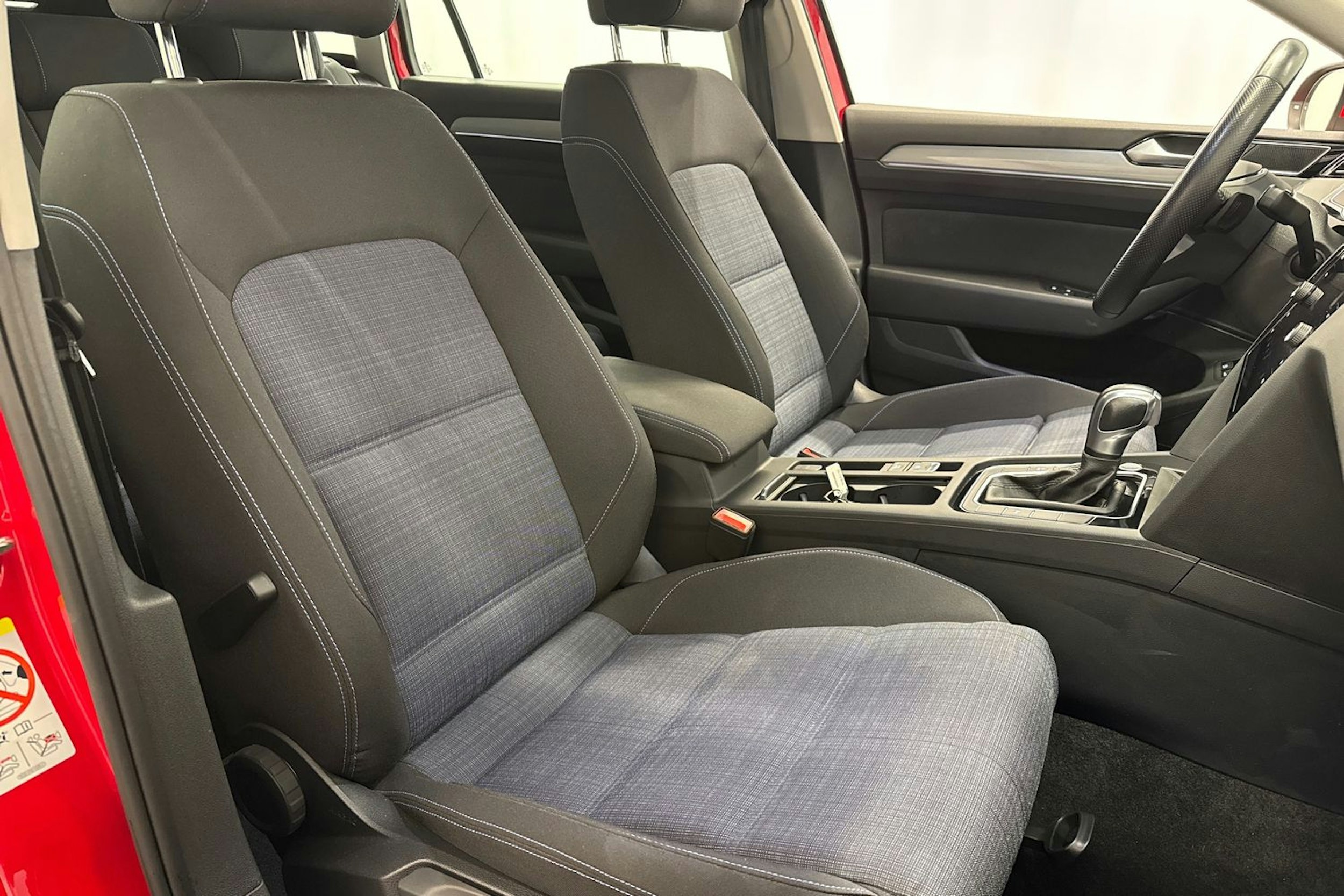 punainen Volkswagen Passat 2022 kuva 14.