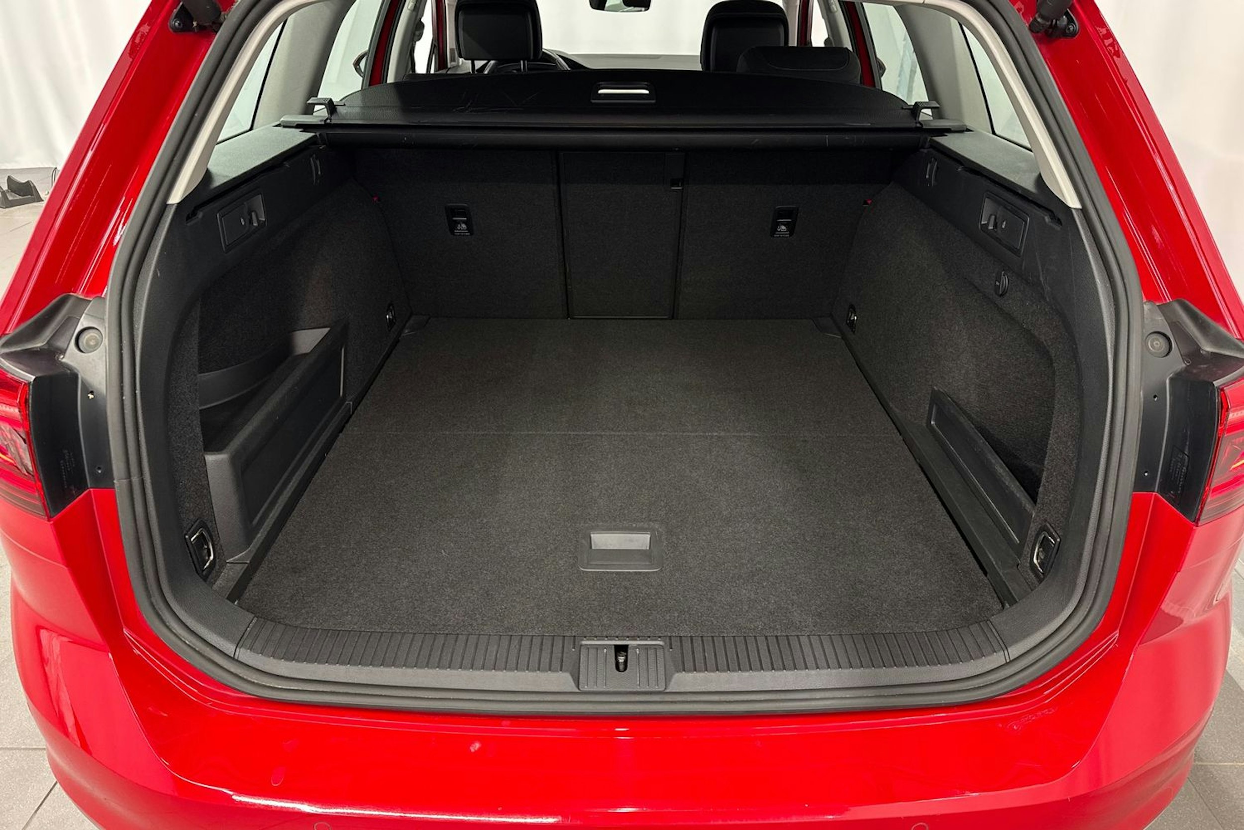 punainen Volkswagen Passat 2022 kuva 15.
