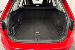 punainen Volkswagen Passat 2022 kuva 15.
