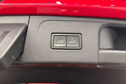 punainen Volkswagen Passat 2022 kuva 16.