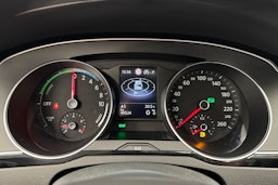 punainen Volkswagen Passat 2022 kuva 17.