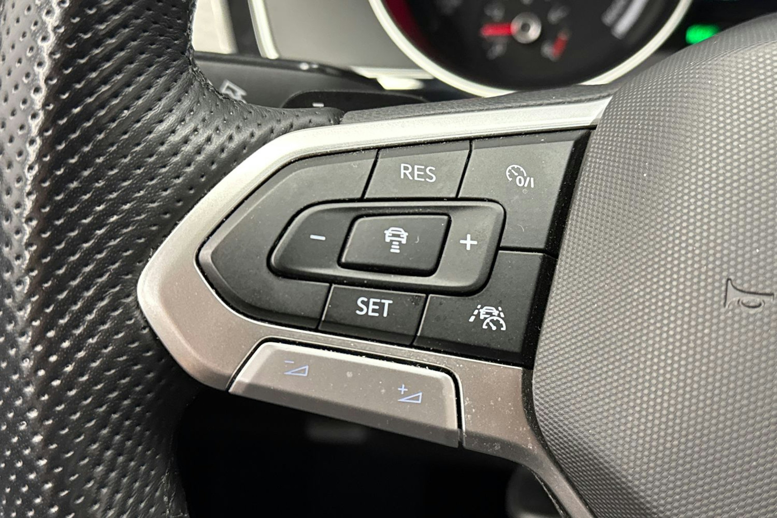 punainen Volkswagen Passat 2022 kuva 18.