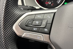 punainen Volkswagen Passat 2022 kuva 18.
