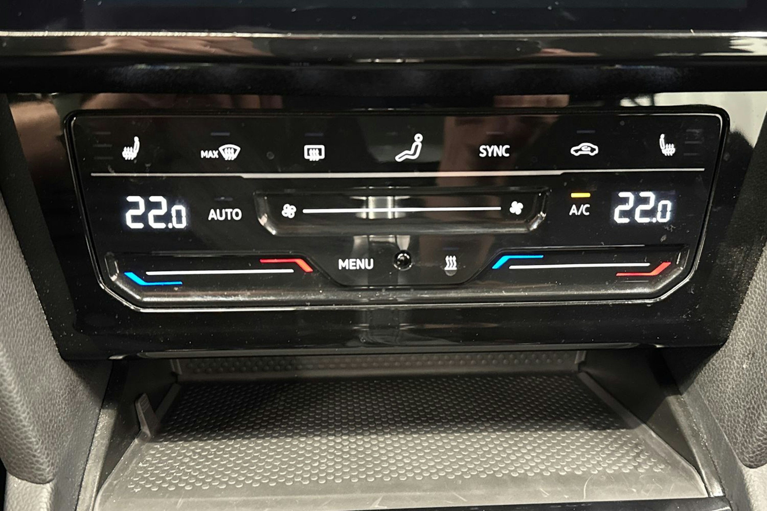 punainen Volkswagen Passat 2022 kuva 20.