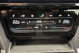 punainen Volkswagen Passat 2022 kuva 20.