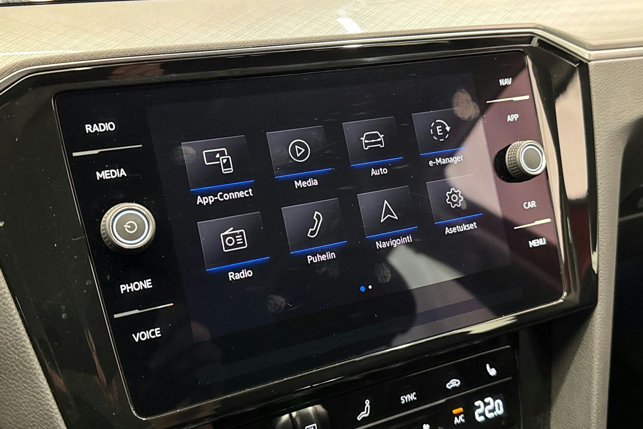 punainen Volkswagen Passat 2022 kuva 21.