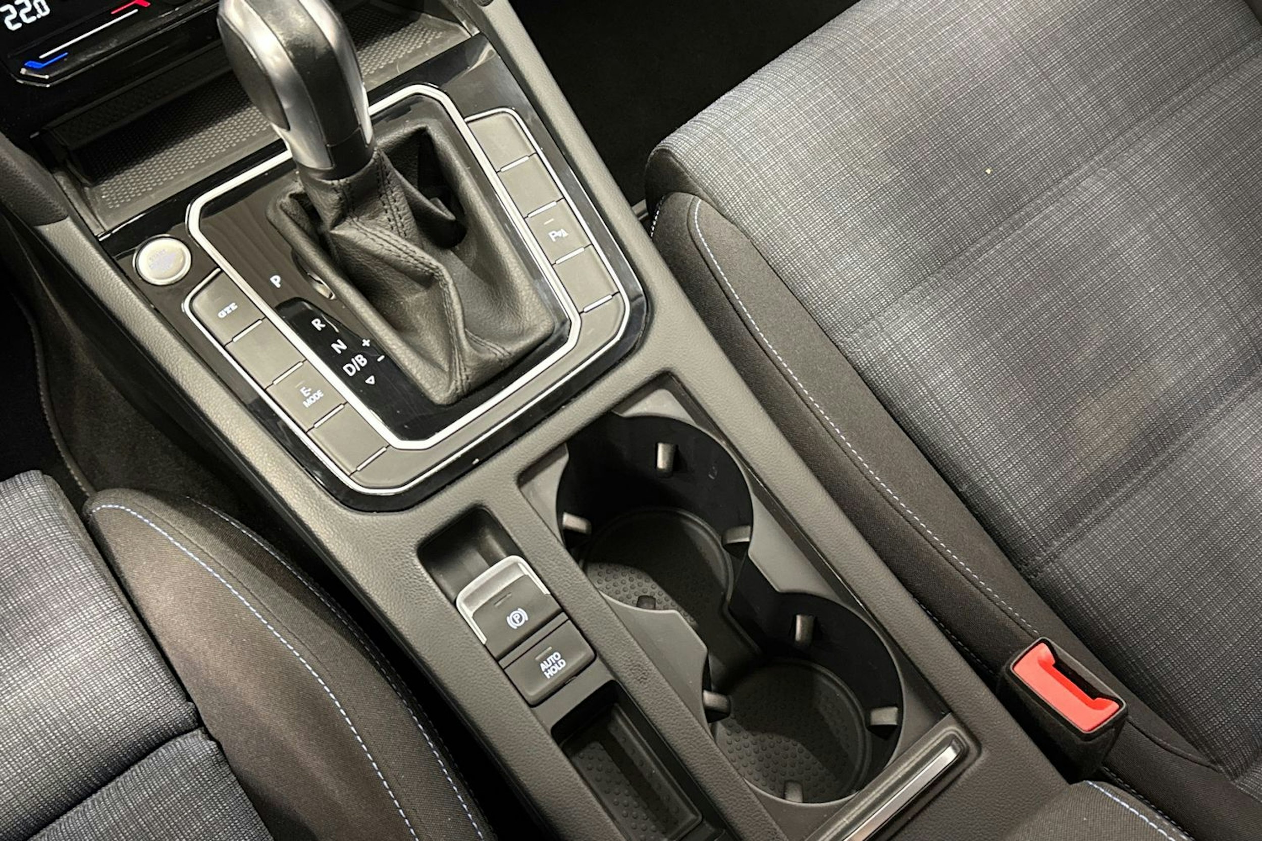punainen Volkswagen Passat 2022 kuva 26.