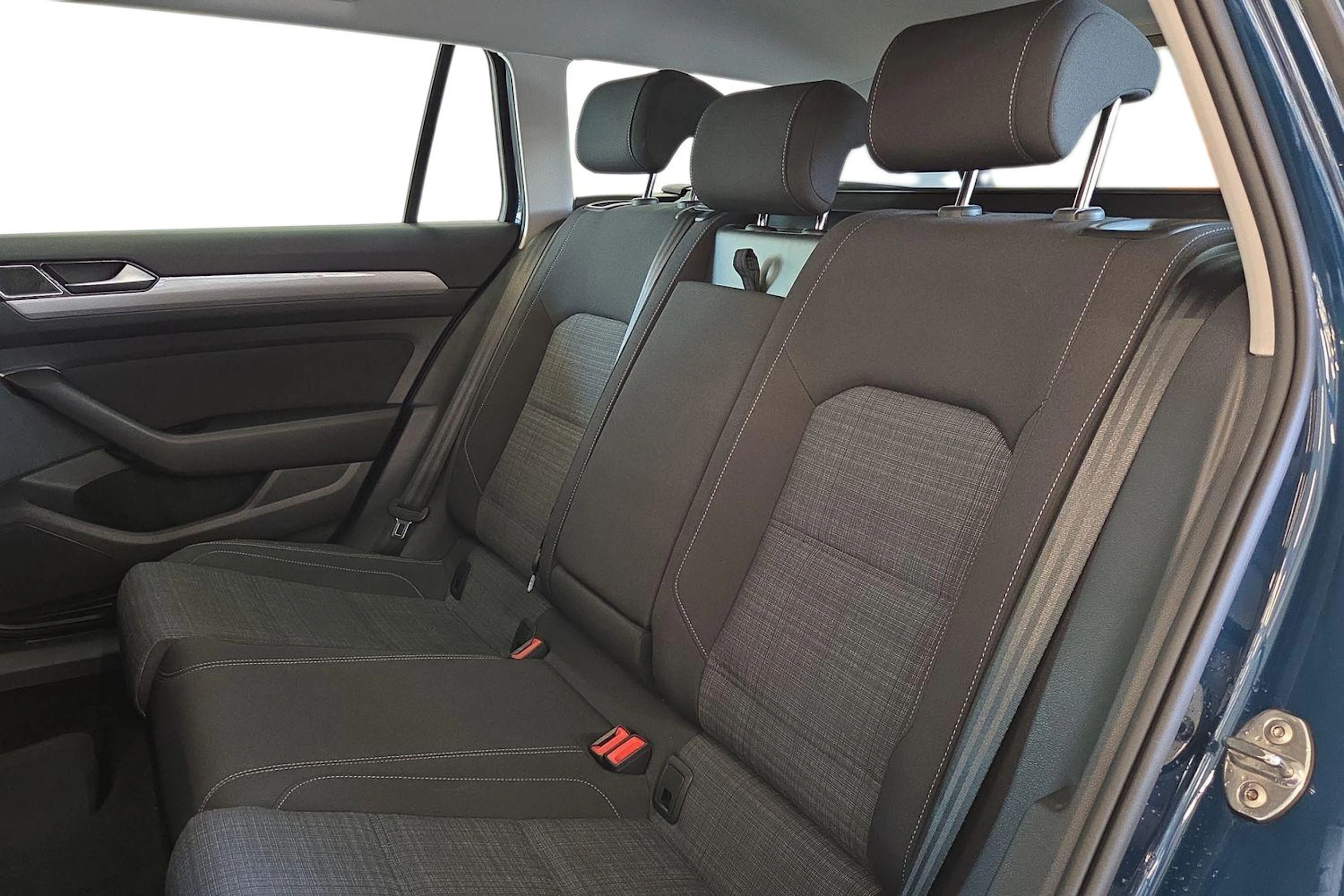 Sininen Volkswagen PASSAT 2022 kuva 8.