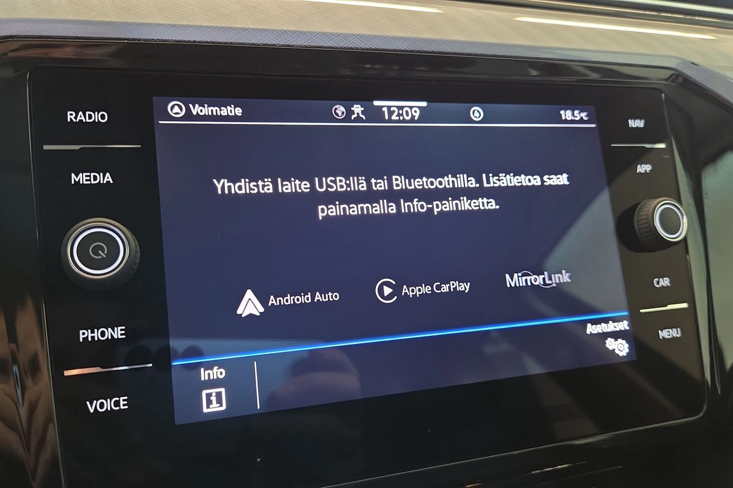 Sininen Volkswagen PASSAT 2022 kuva 17.